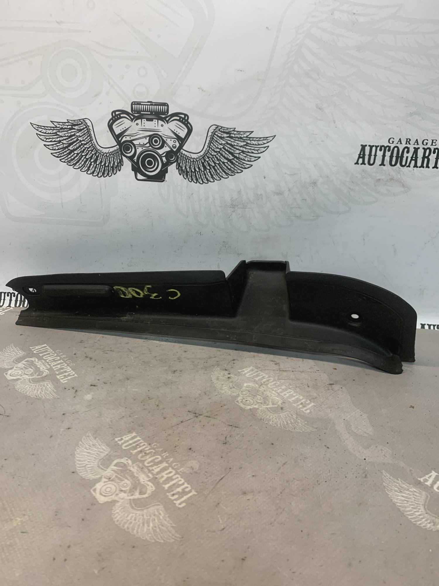 Накладка петлі багажника універсал MERCEDES C-class W204 2046931833