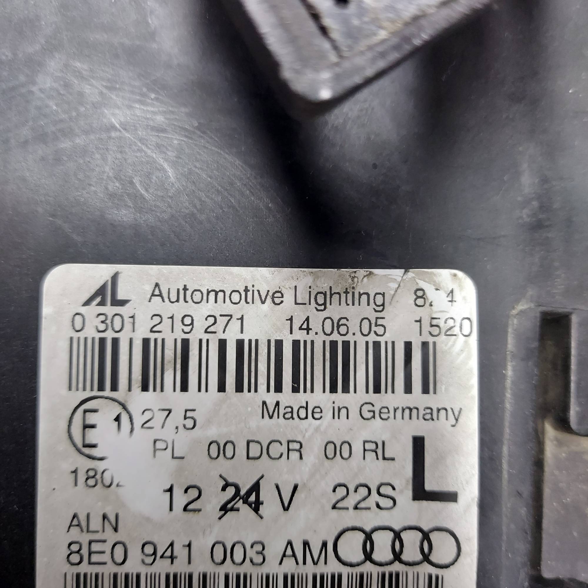 Фара ліва ксенон Audi A4 B7 8E0941003AM