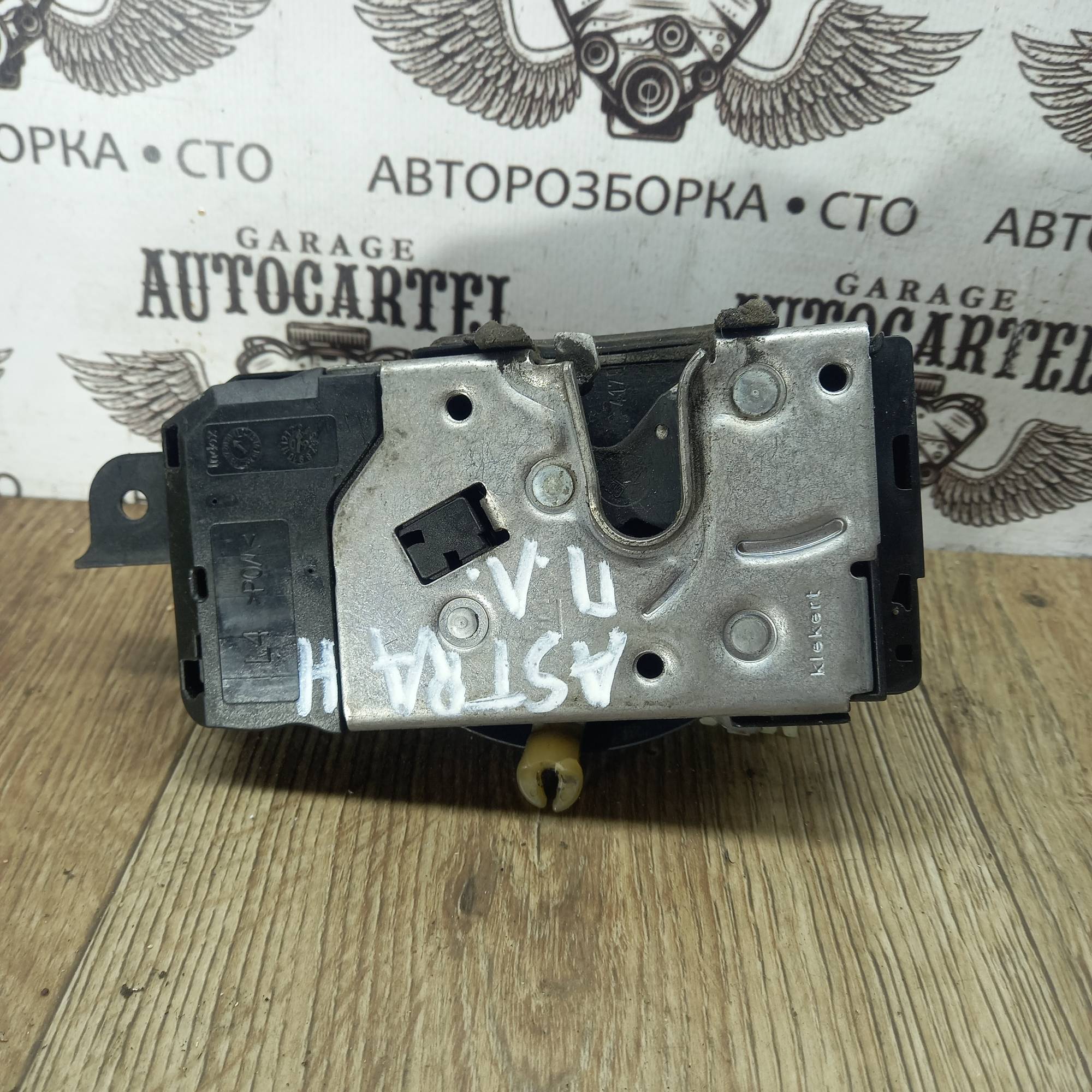 Замок дверей передній лівий Opel Astra H, Zafira B GM, 4 PIN 13210748 QF