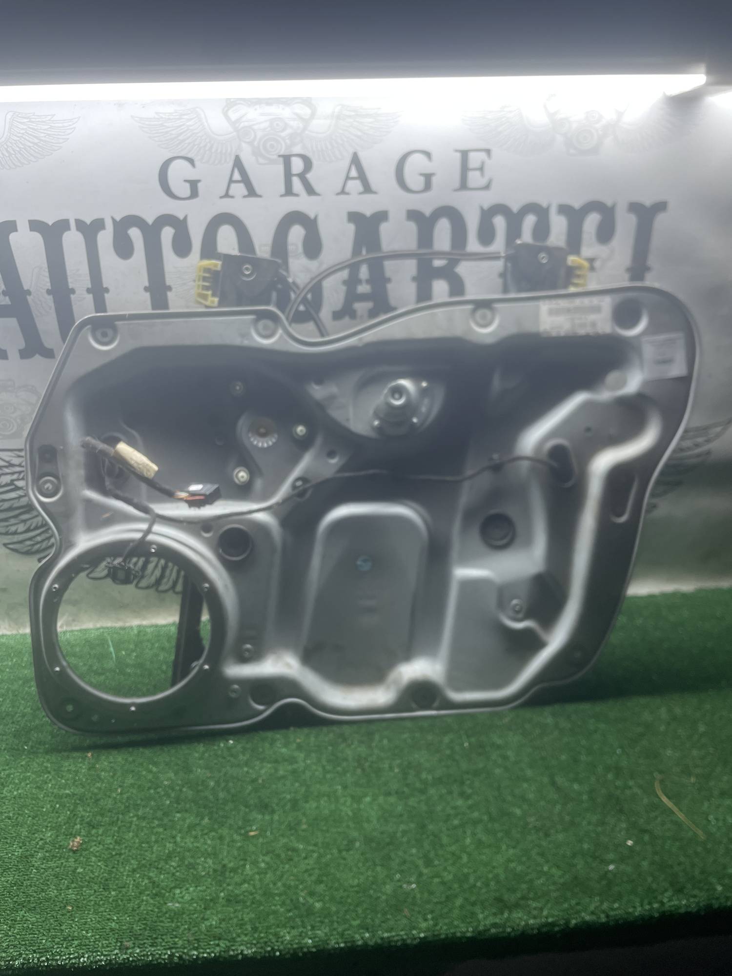 Склопідіймач правый перед Volkswagen Caddy 1t0837756m