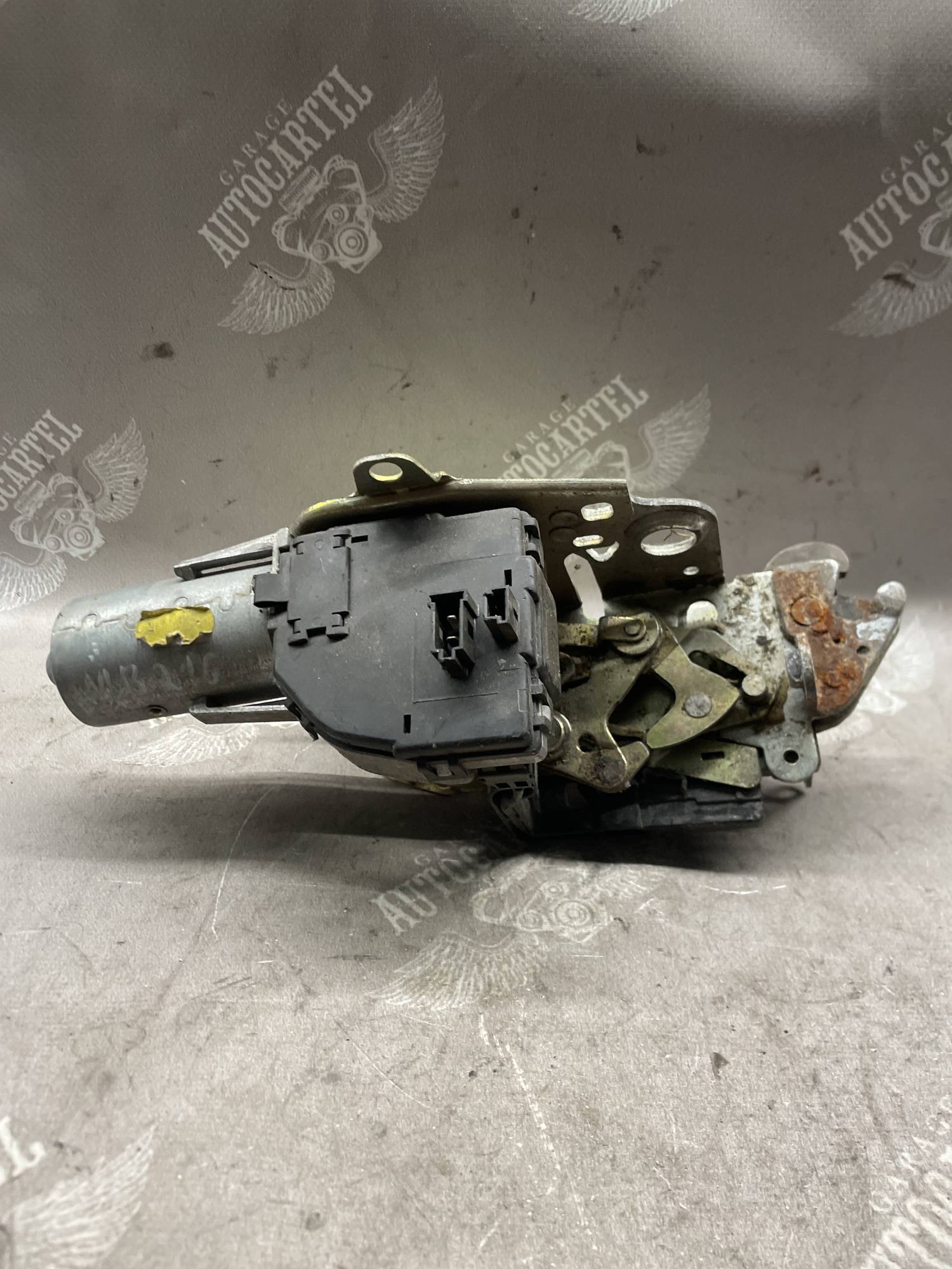 Замок кришки багажника Mercedes Benz W210 a2107400536