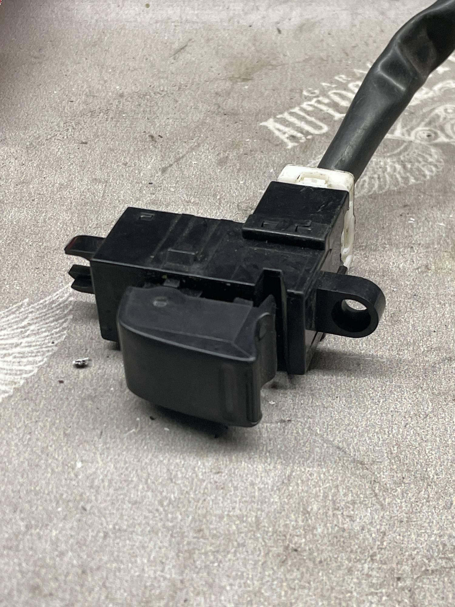 Кнопка склопідйомника ззаду Nissan Primera P12 25411av600