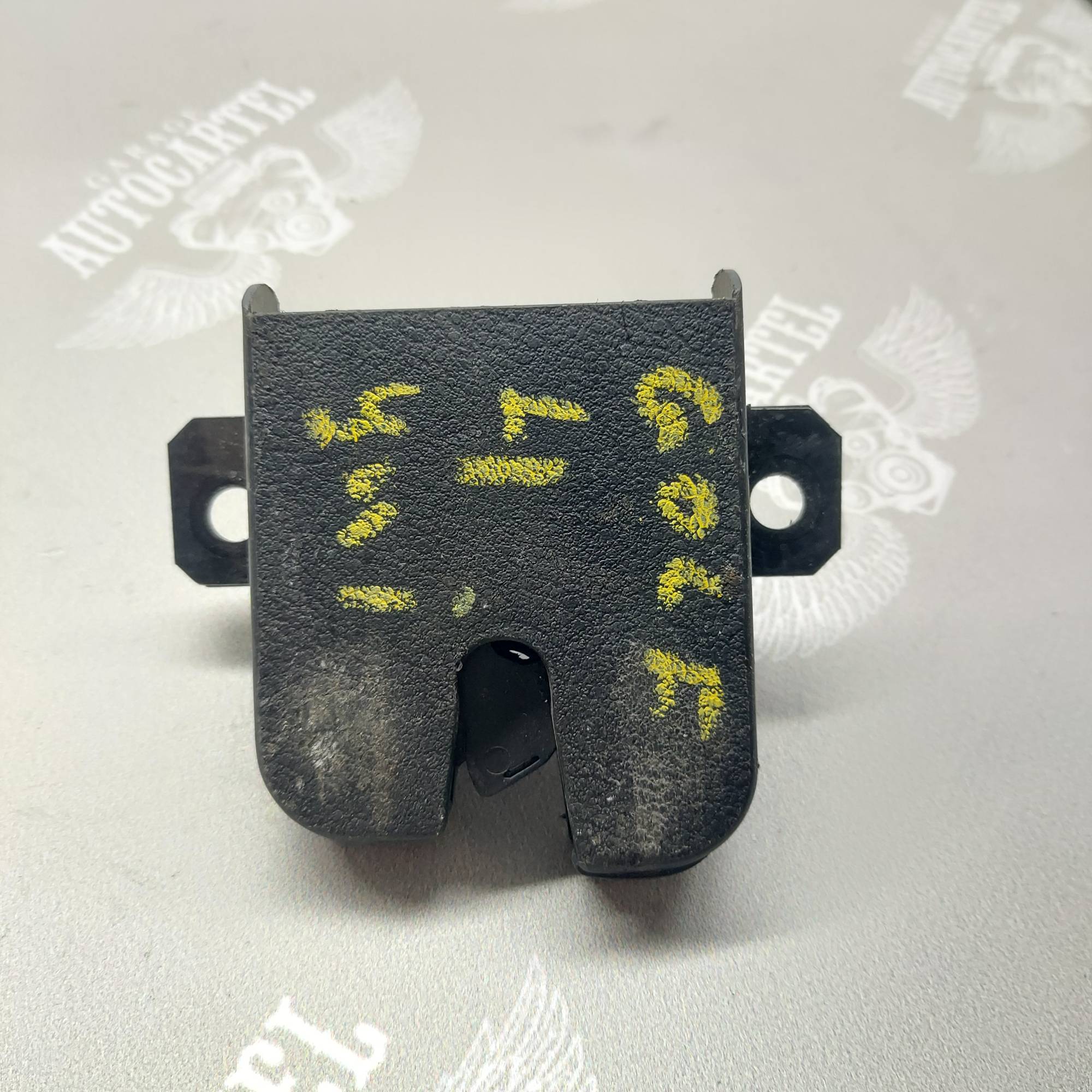Замок кришки багажника Volkswagen Golf 4 хетч 1J6827505B