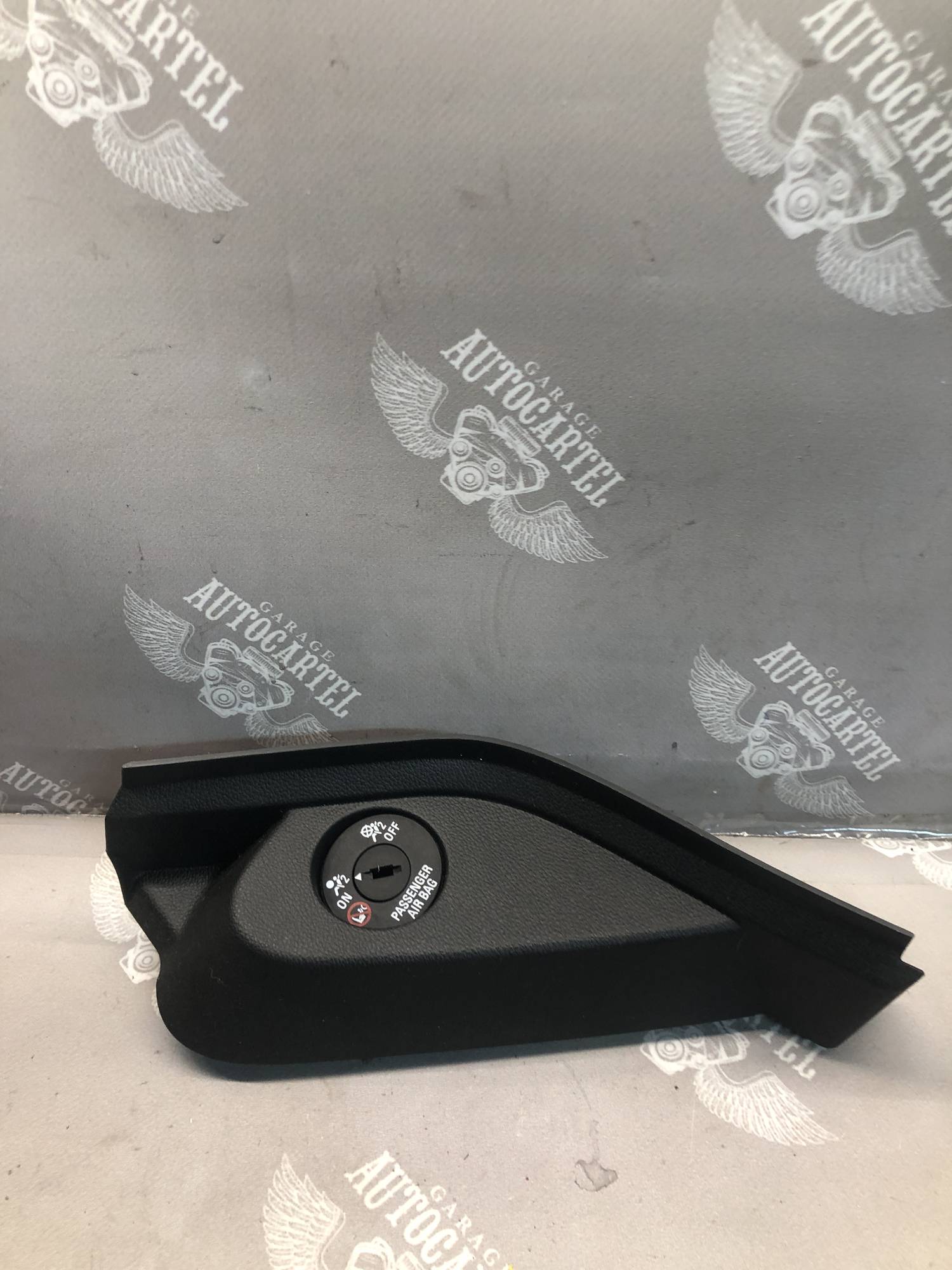 Крышка торпедо правая Opel Astra J 2009-2015 13257544