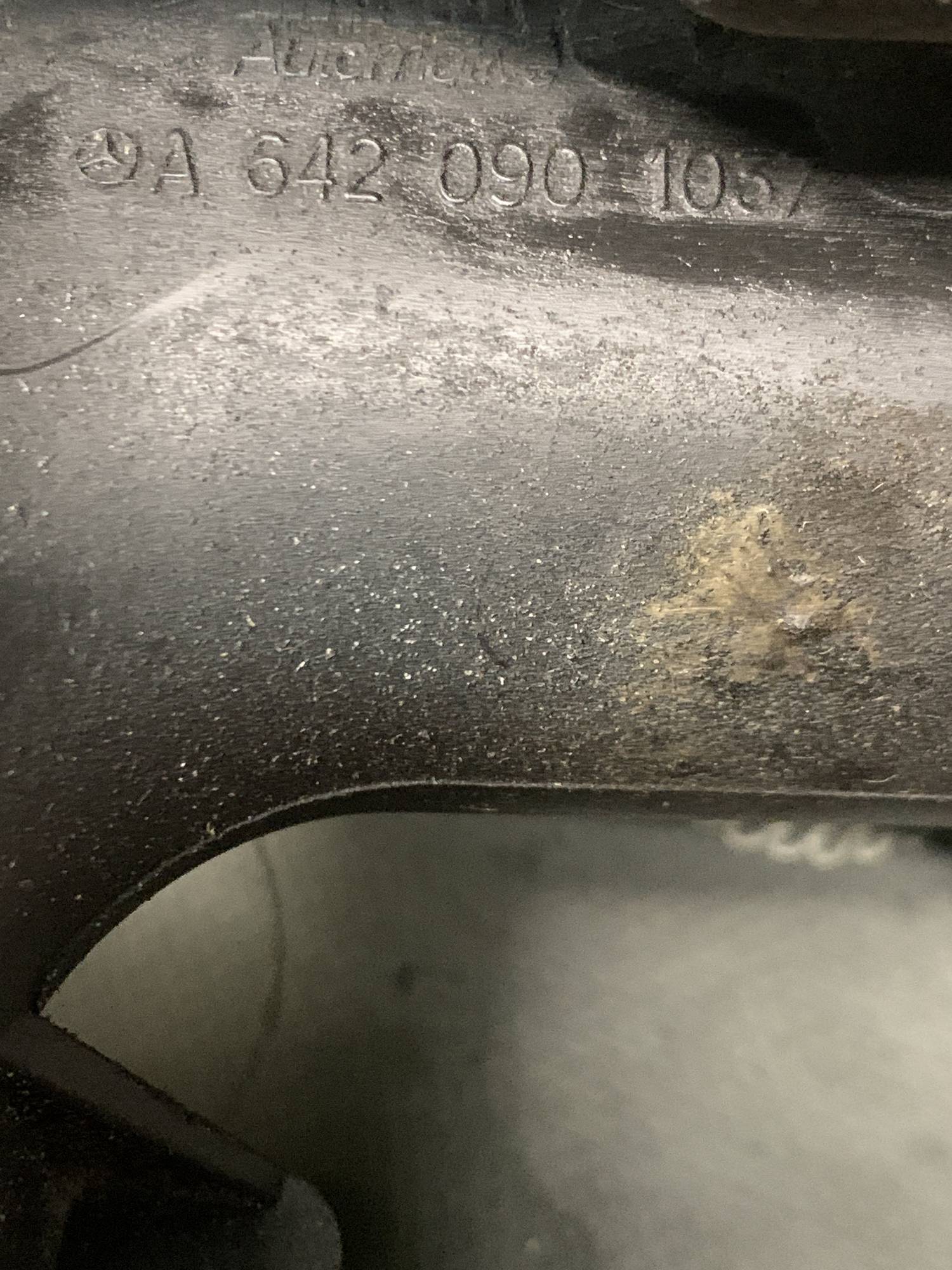 Патрубок дросельної заслінки MERCEDES W211 3.0 cdi a6420901037