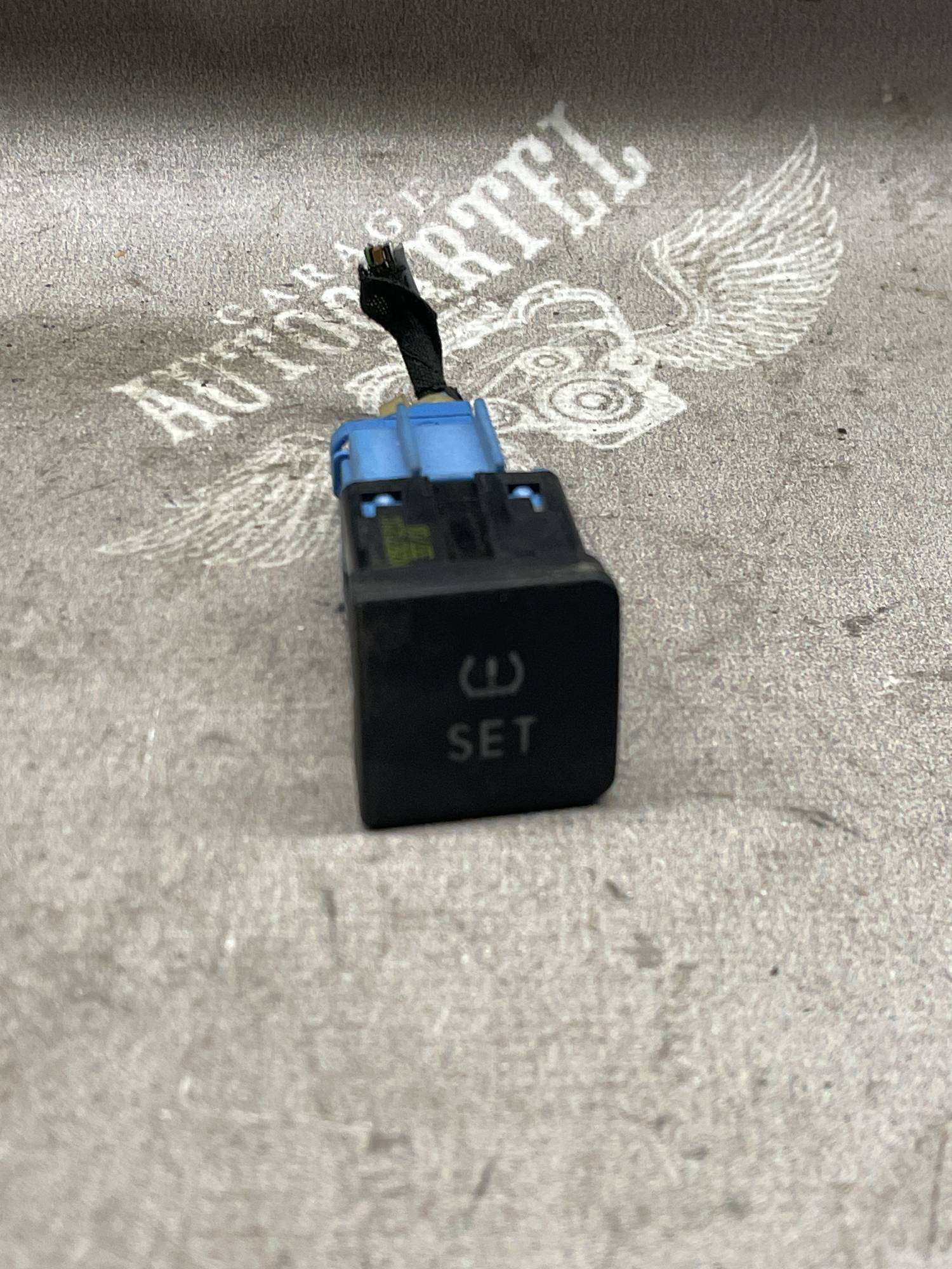 Кнопка SET (кнопка контролю тиску в шинах) VW Golf 6 1k0927121c