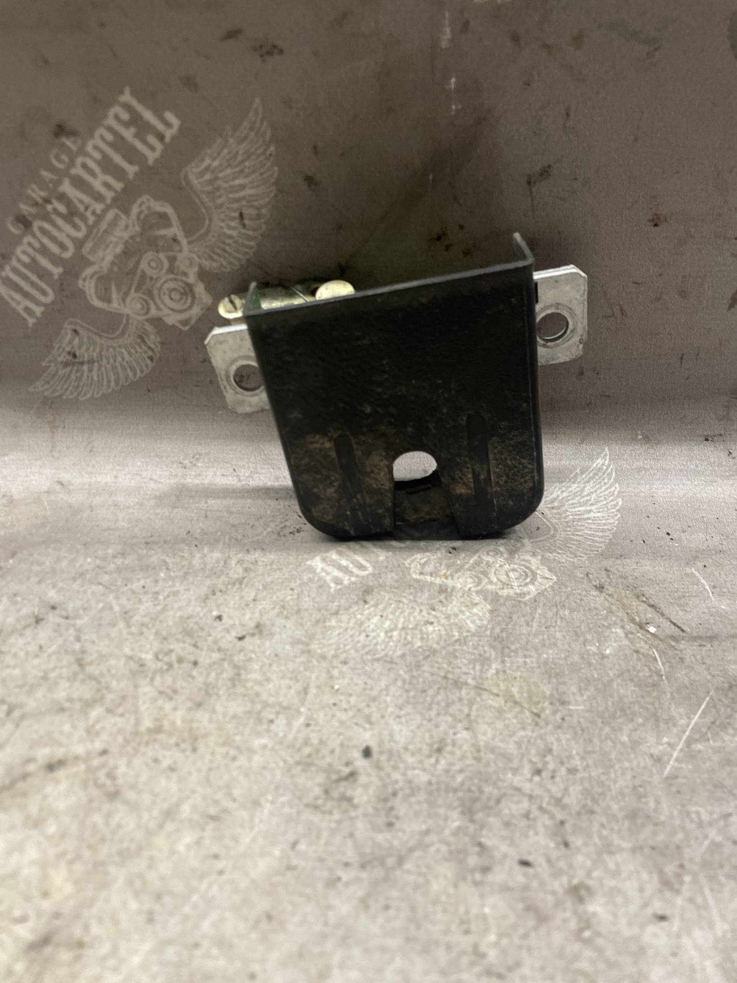 Замок кришки багажника Volkswagen Polo 9N 6q682755b