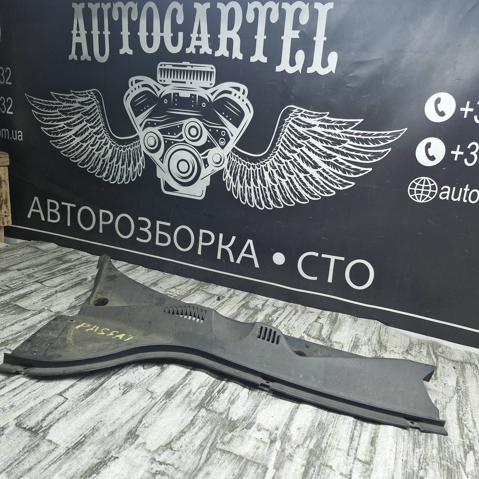 3c2819404b Декоративна накладка під лобове скло жабо права Volkswagen Passat B7 2010+