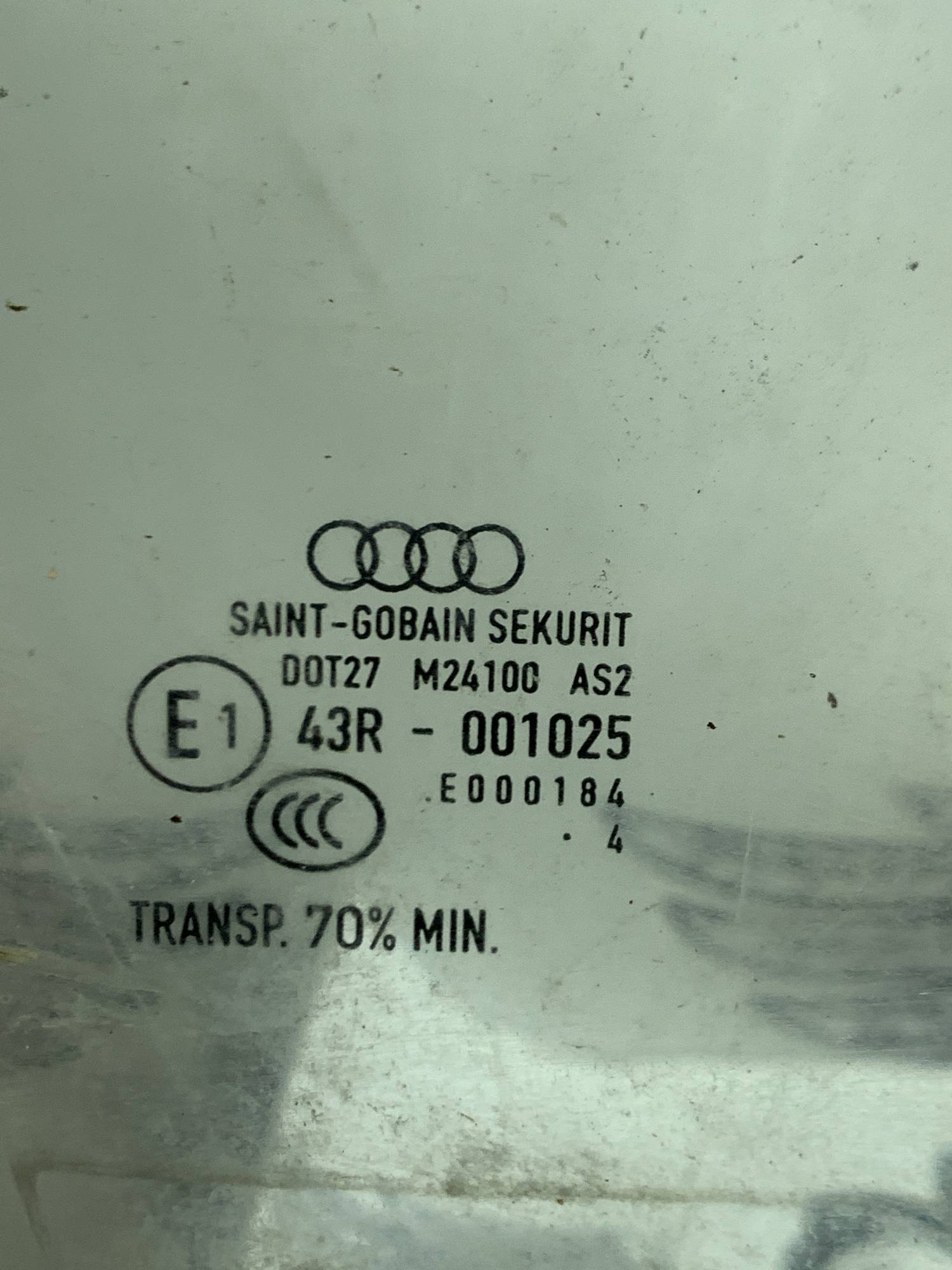 Скло двері праве перед Audi А3 8P e143r-001025, 21800184