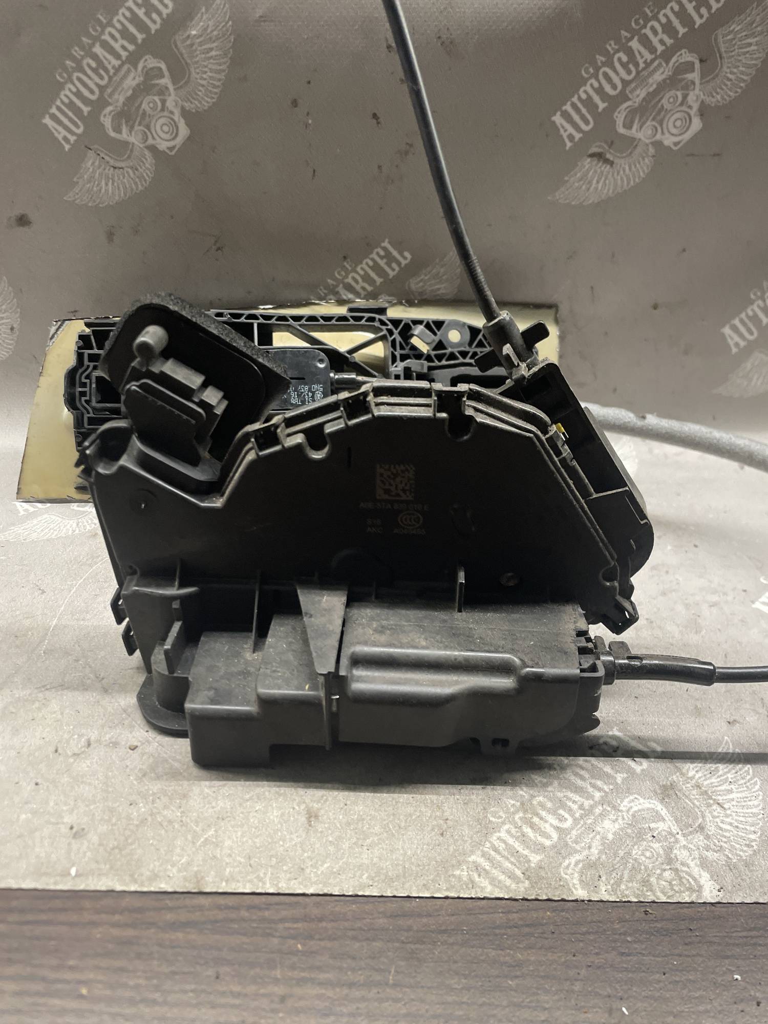 Замок двері задній правий Volkswagen Golf 7 5ta839016e
