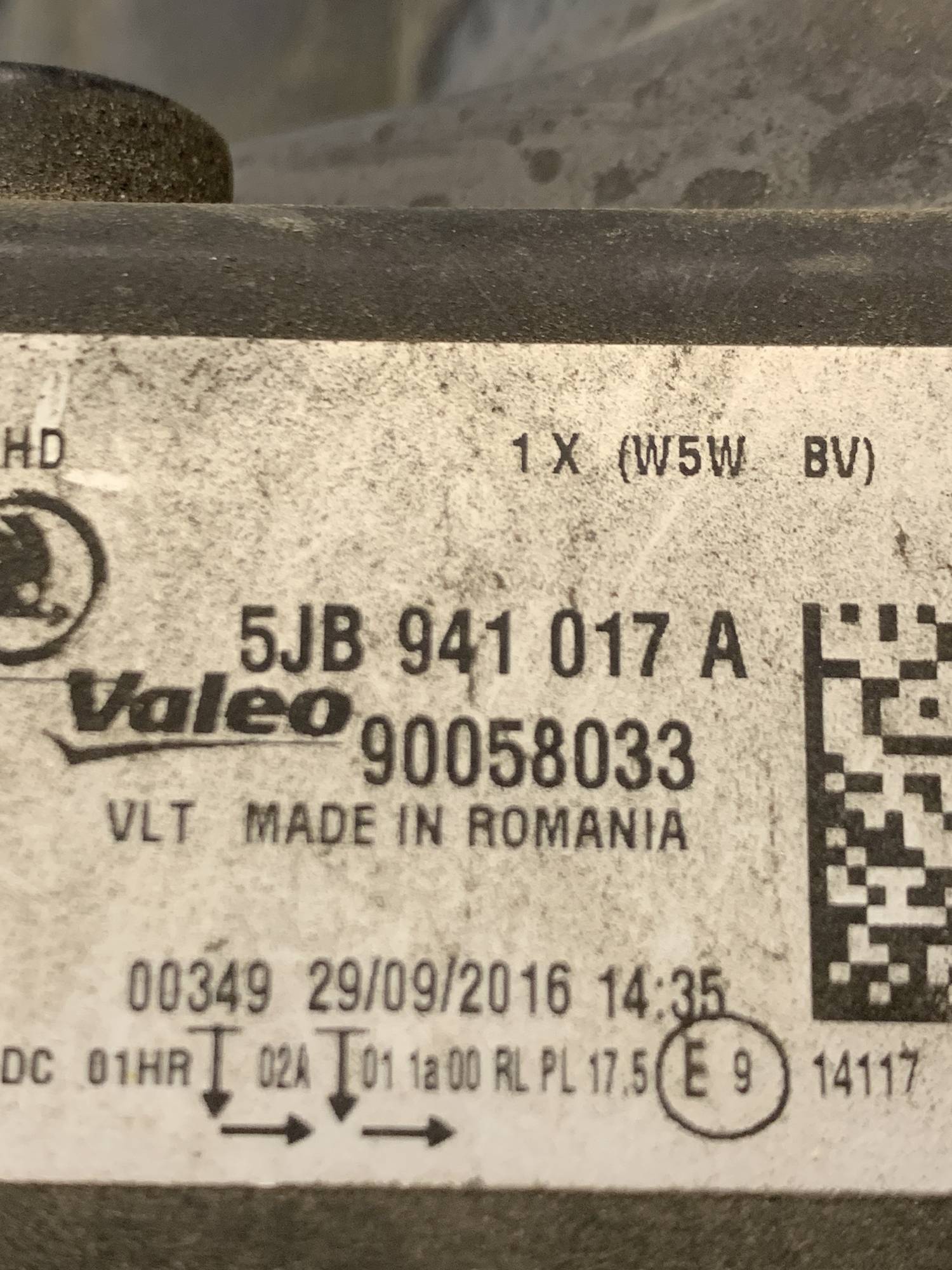 Фара ліва передня Skoda Rapid ксенон 5jb941017a