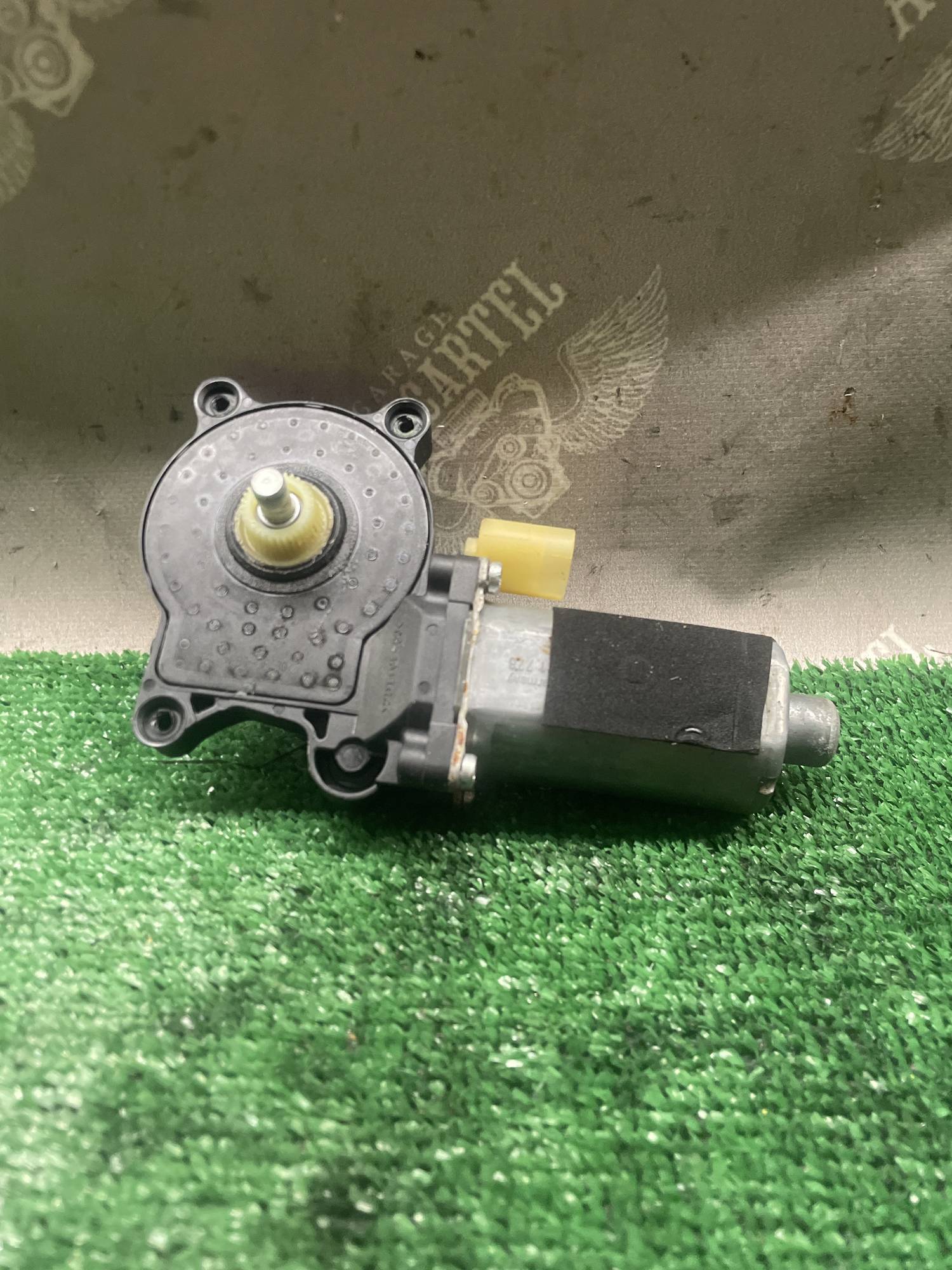 Моторчик склопідйомника задній правий Volvo S80 s70 v70 0130821776