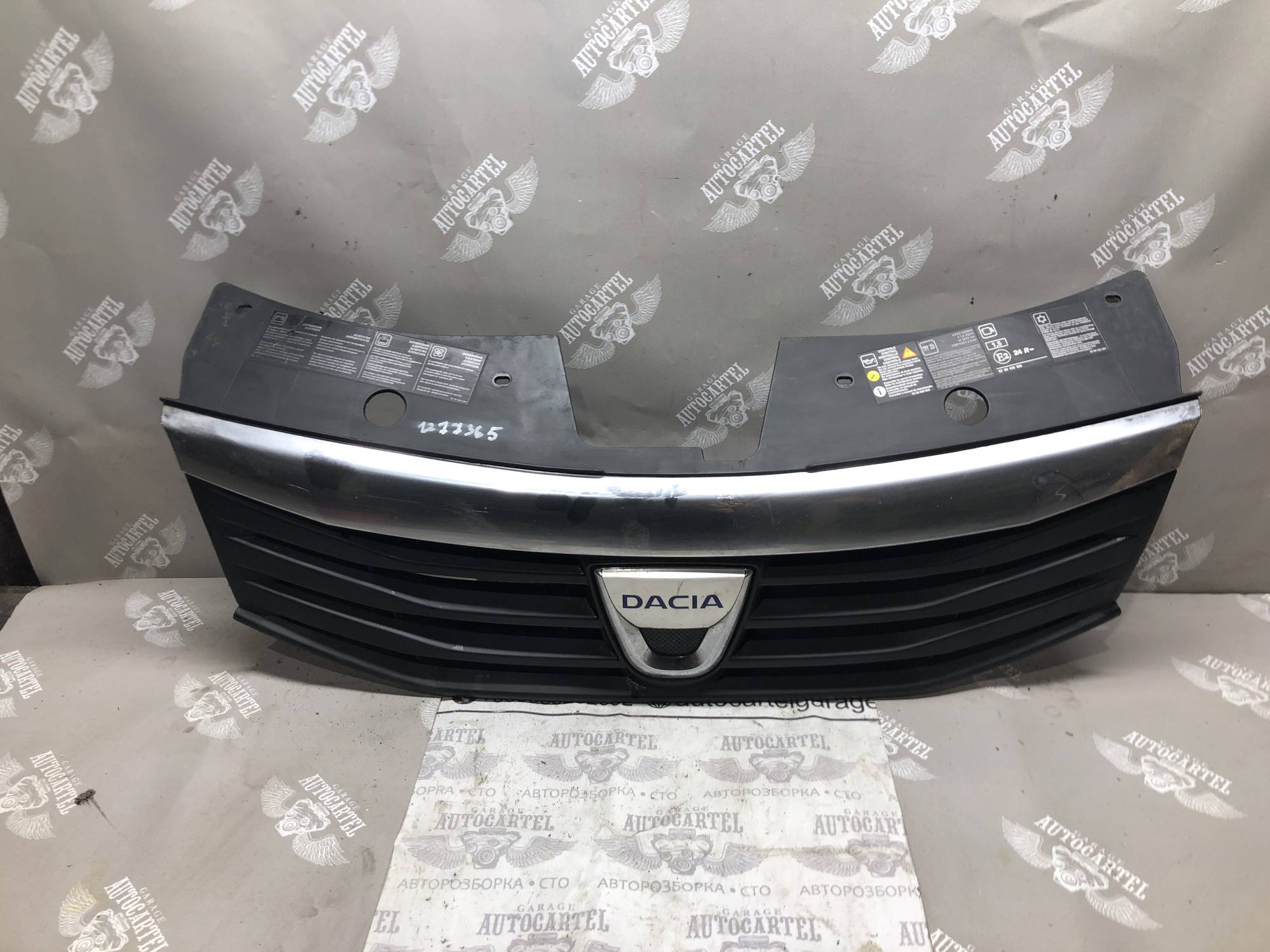 Решітка переднього бампера Dacia Sandero 12773656