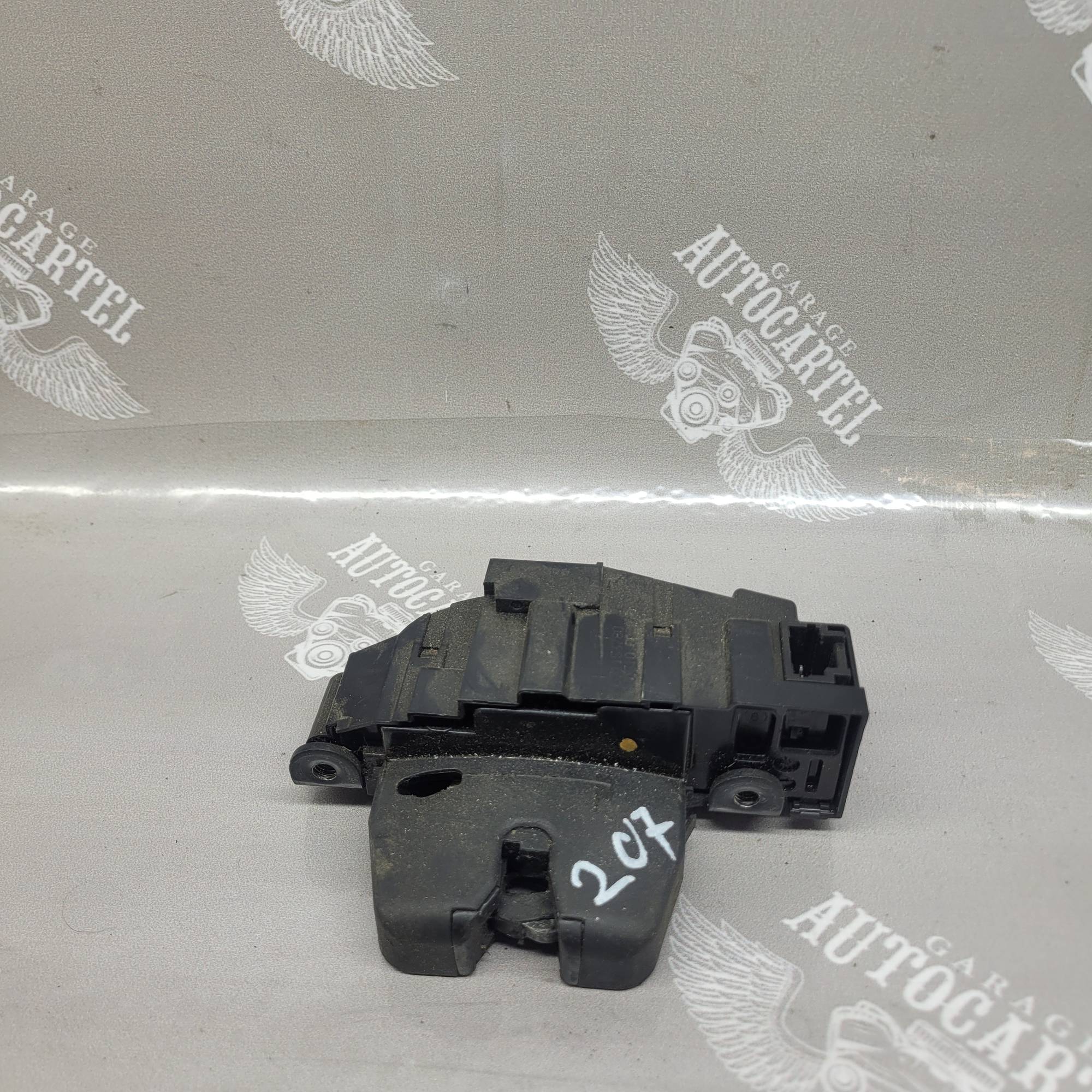 9571153780 замок кришки багажникаpeugeot 207
