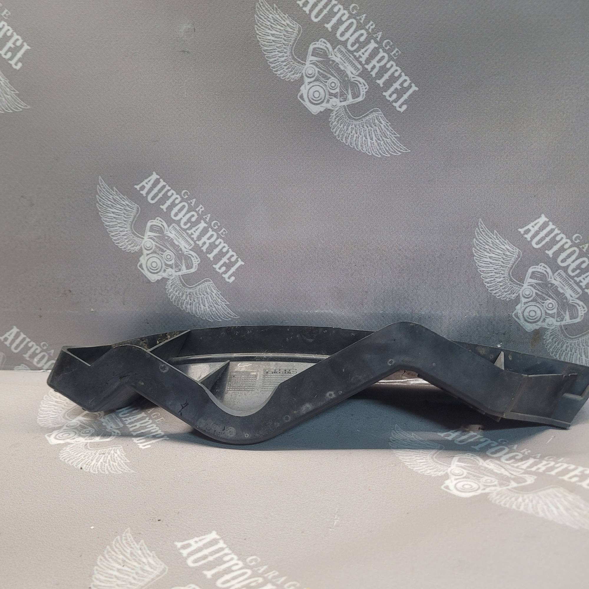 Кронштейн кріплення переднього бамперу правий Volkswagen Touran 1T0807890A