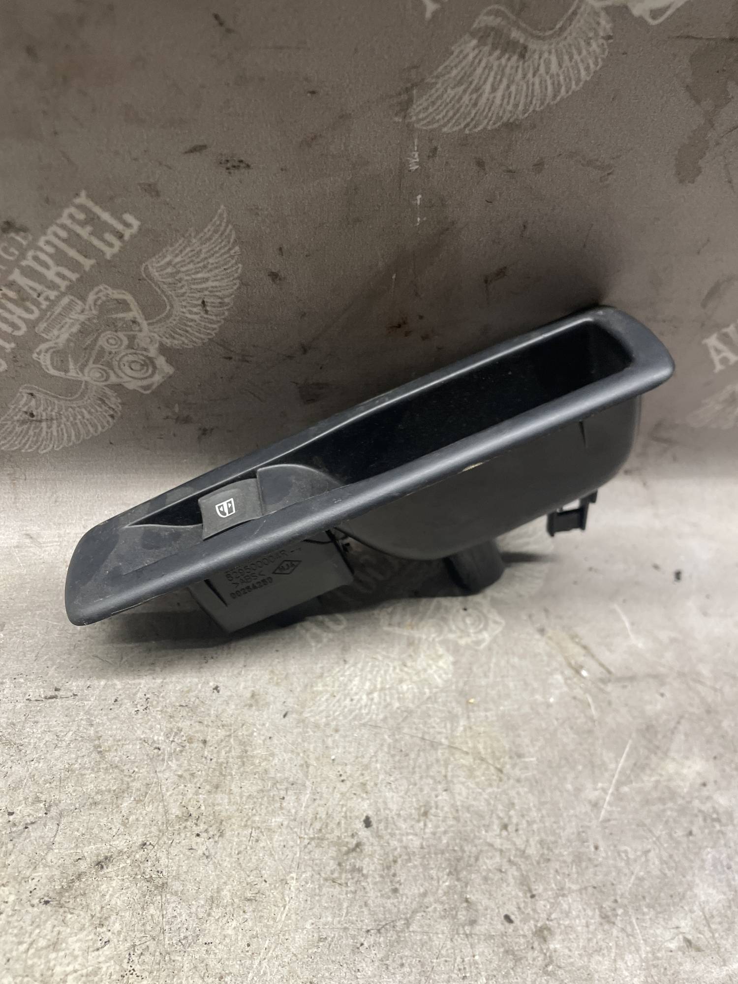 Кнопка склопідйомника задня права Renault Scenic III, Laguna III 829500004r