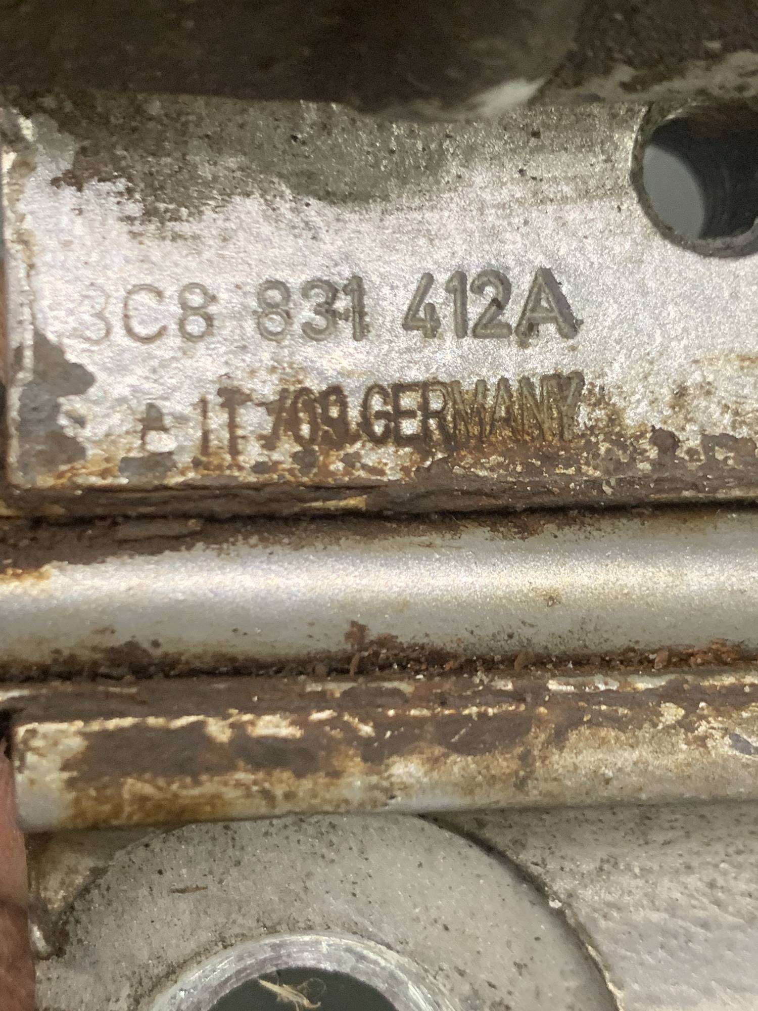 3c8831412a петля двері парва передня нижня Volkswagen Passat b6