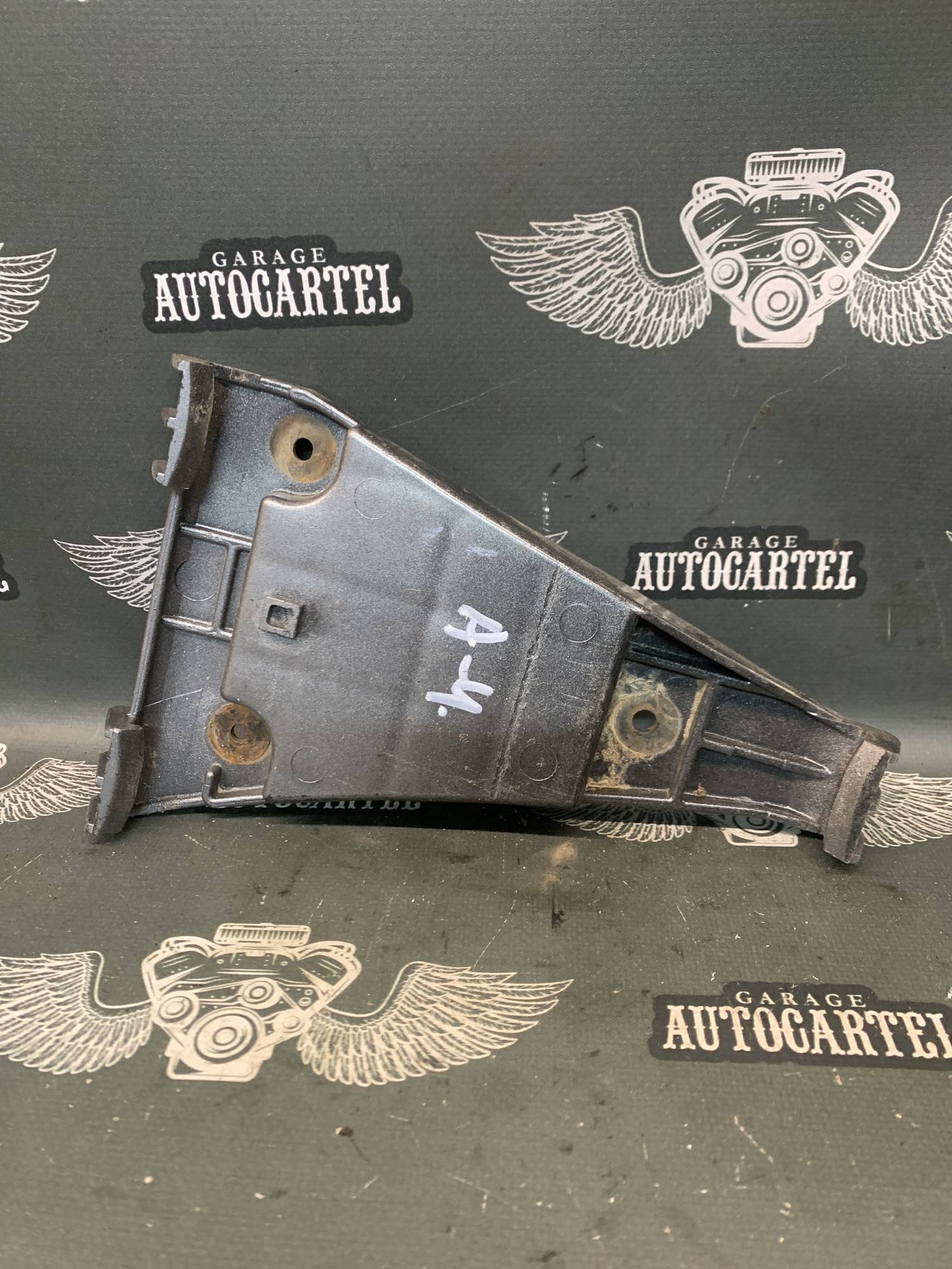 Напрямна переднього бампера права Audi A4 B5 8d0807284