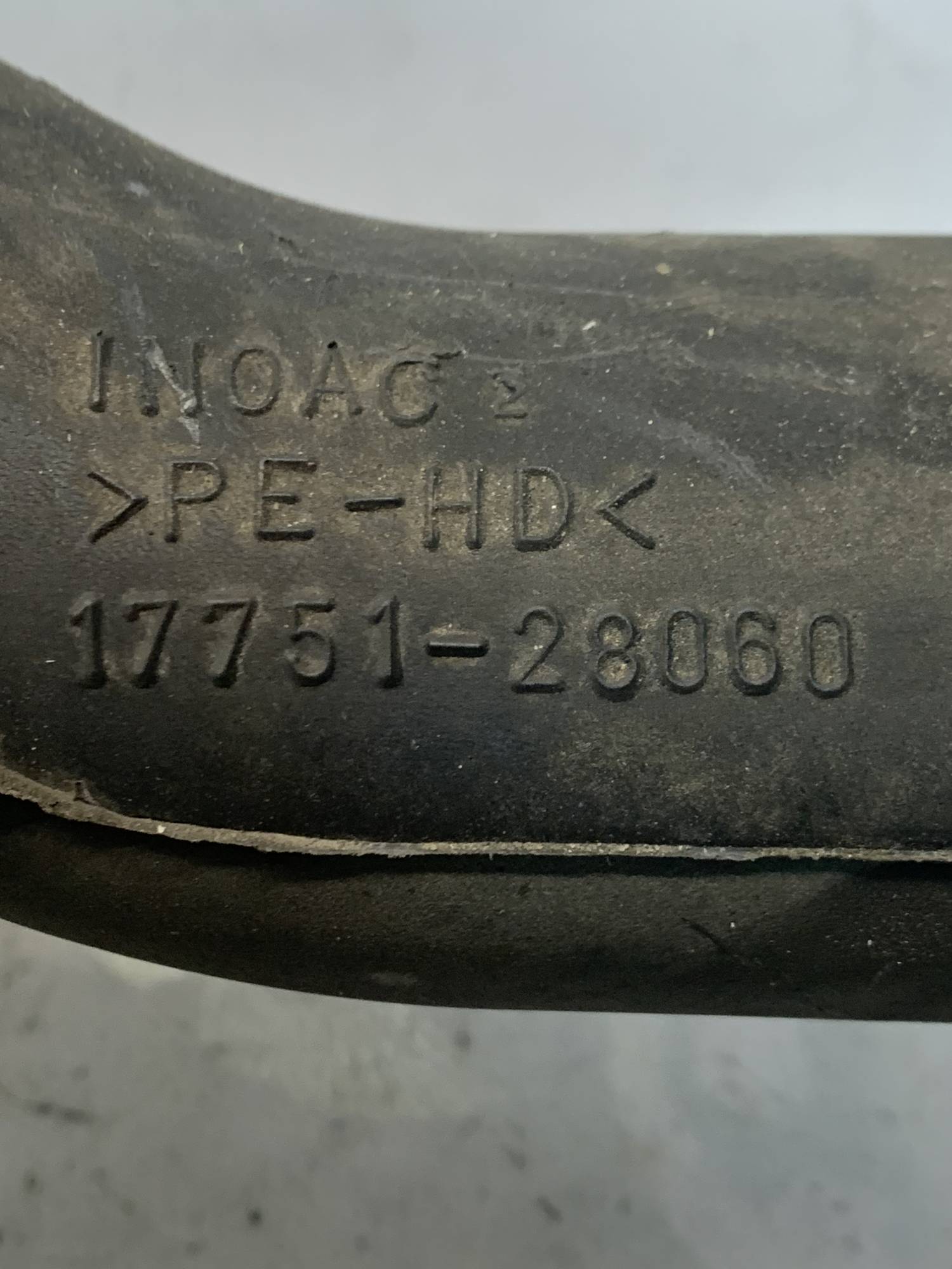 Патрубок повітряного фільтра Toyota RAV 4 III 2.2 D 17751-28060