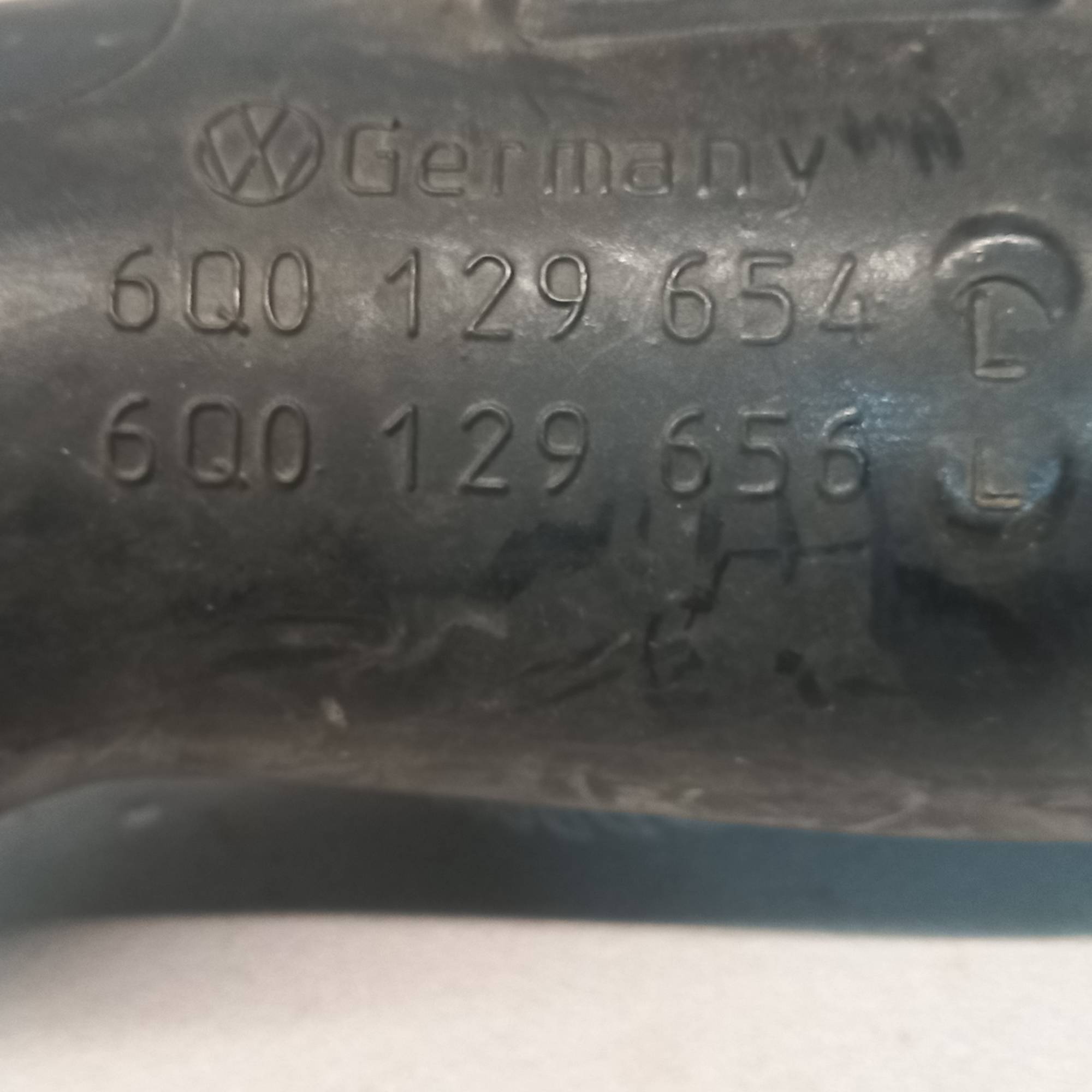 Патрубок повітряного фільтра 1.9 TDI Skoda Fabia 1999-2004 6q0129654l