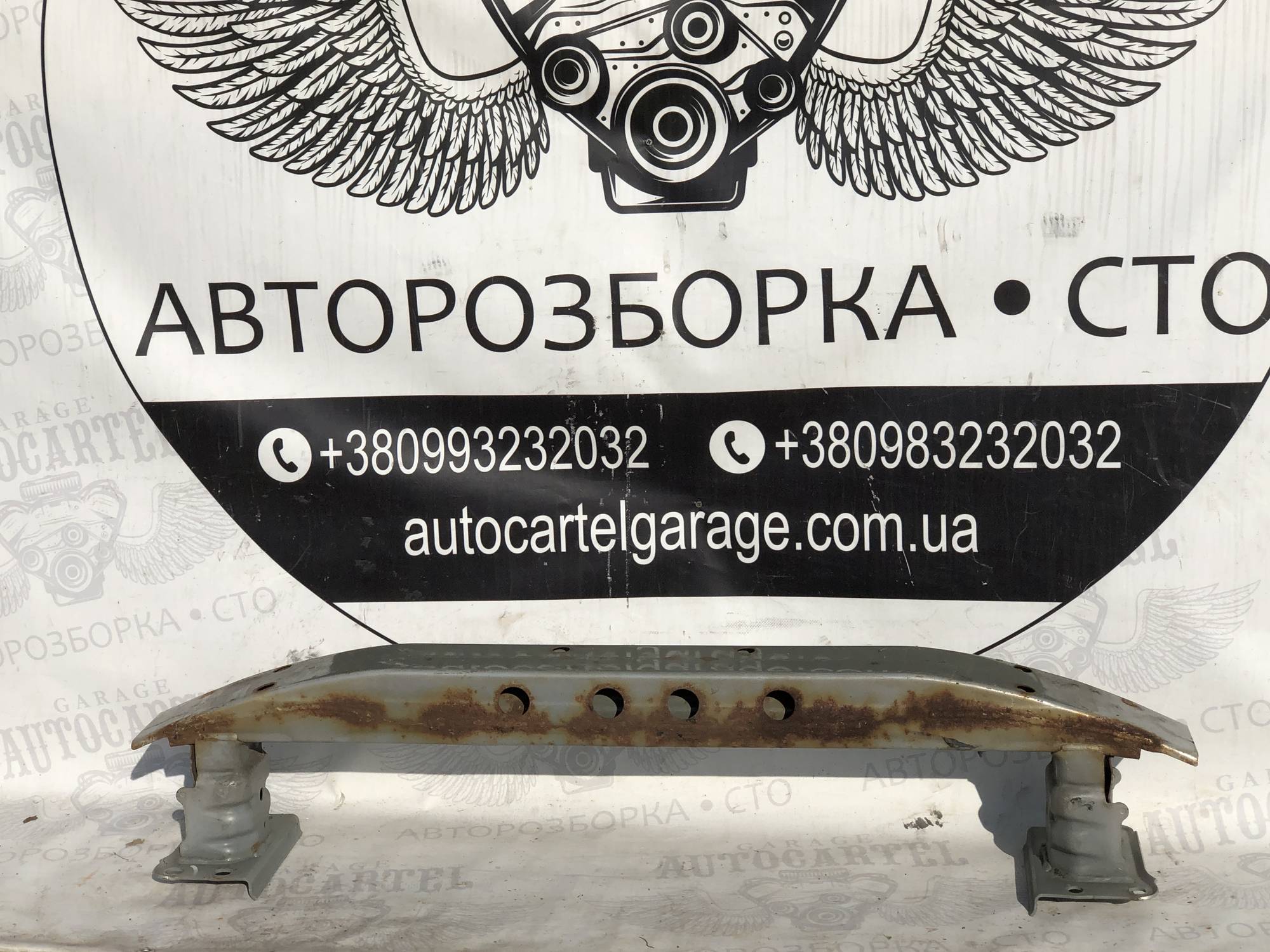 Підсилювач бампера передній Toyota Avensis T25