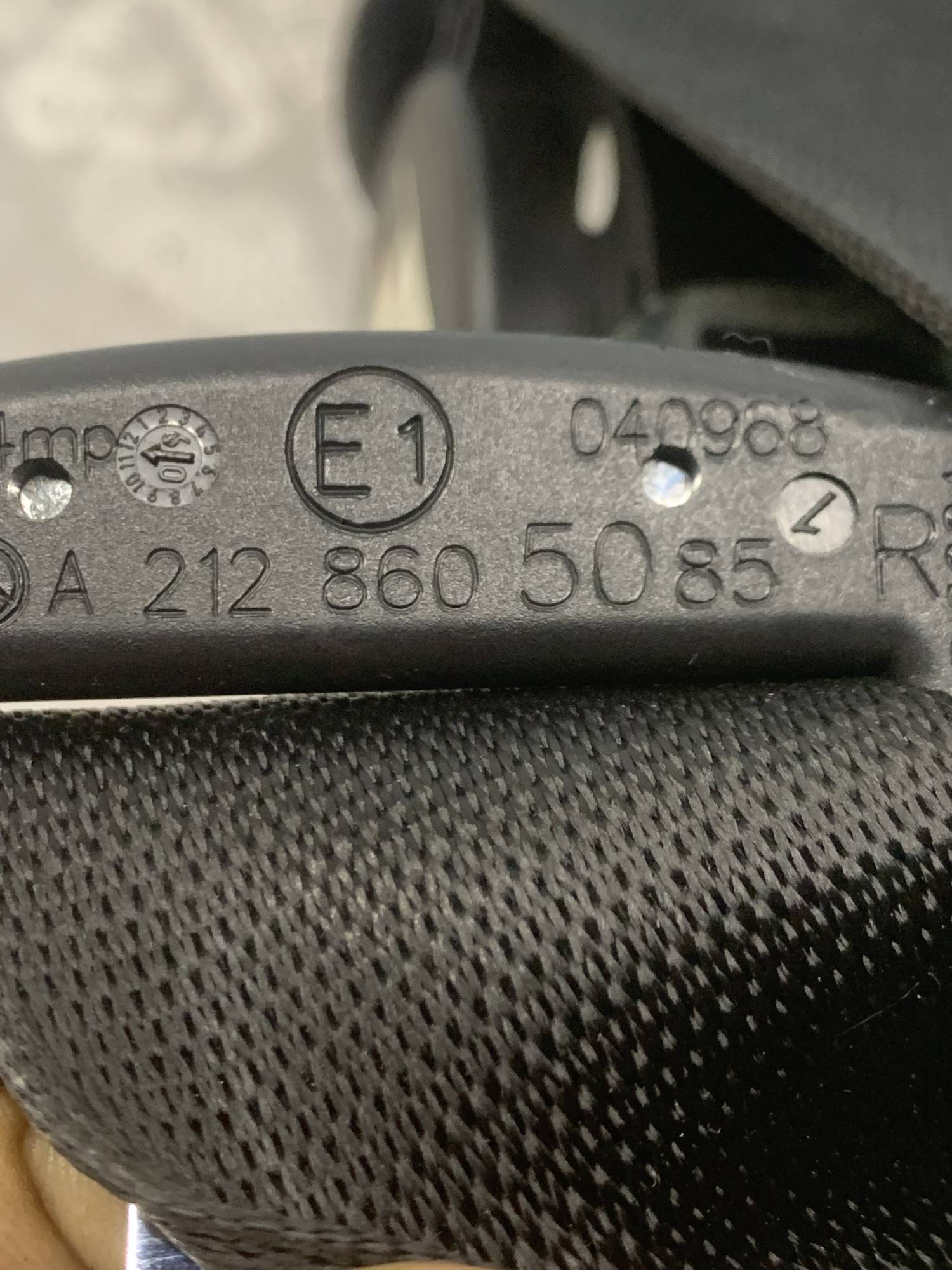 Ремінь безпеки передній правий чорний Mercedes E-Class W212 a2128605085
