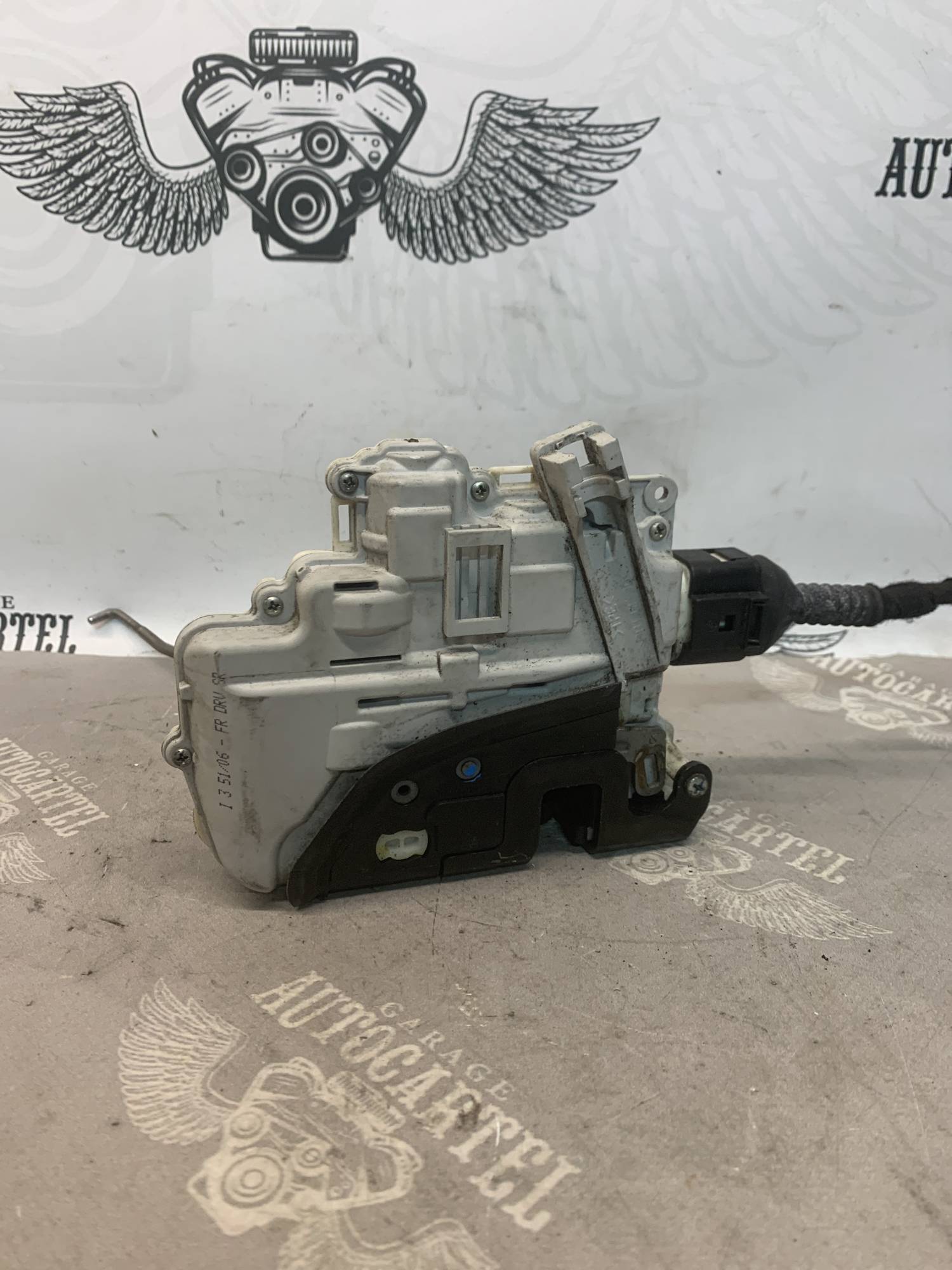 Замок двері передньої лівої 9 pin Seat Exeo Audi A3 8p A4 B7 A6 C6 A8 D3 8e1837015aa