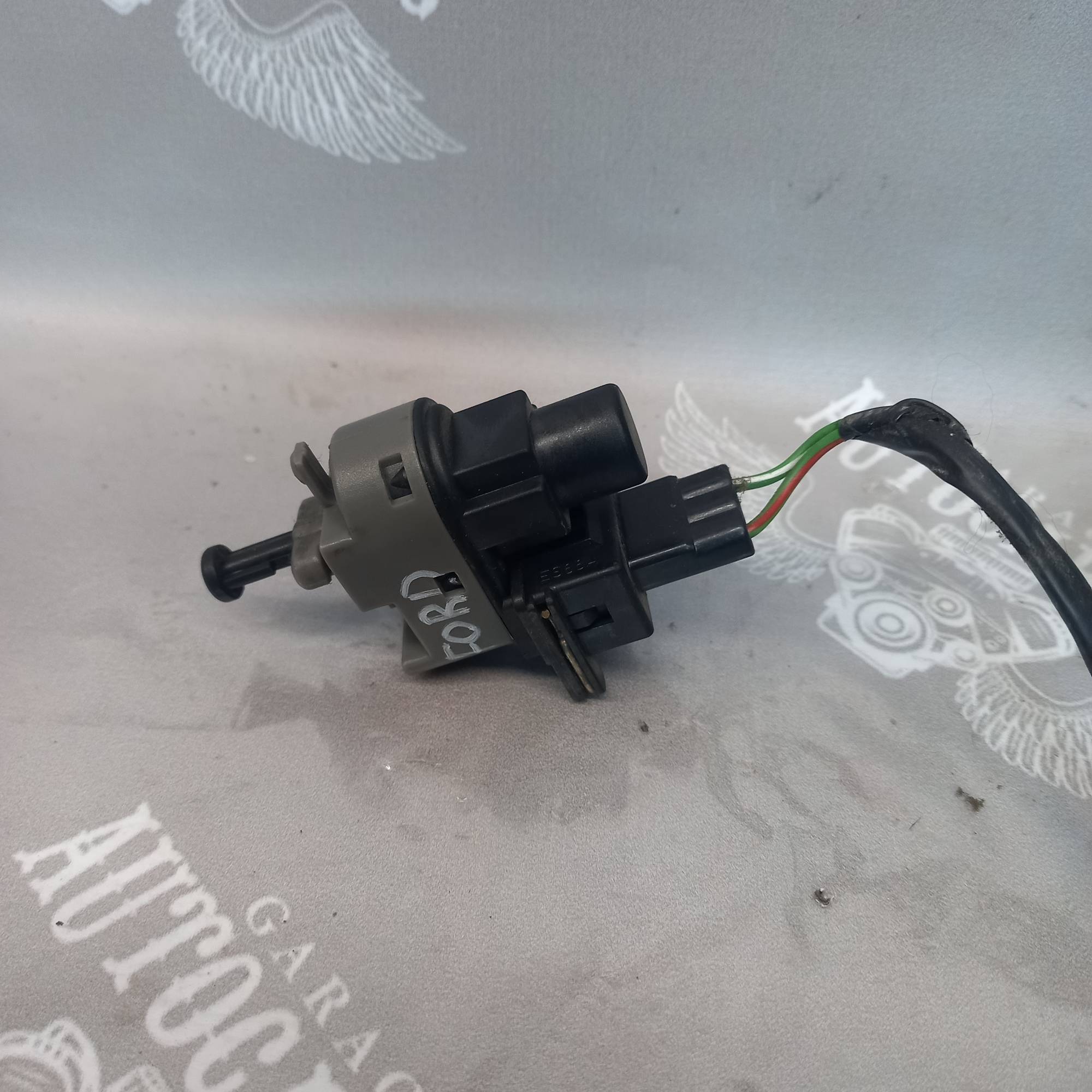 Вимикач датчик стоп сигналів FORD MONDEO/CONNECT/FOCUS/FIESTA/FUSION 1992-2007 93bb-13480af