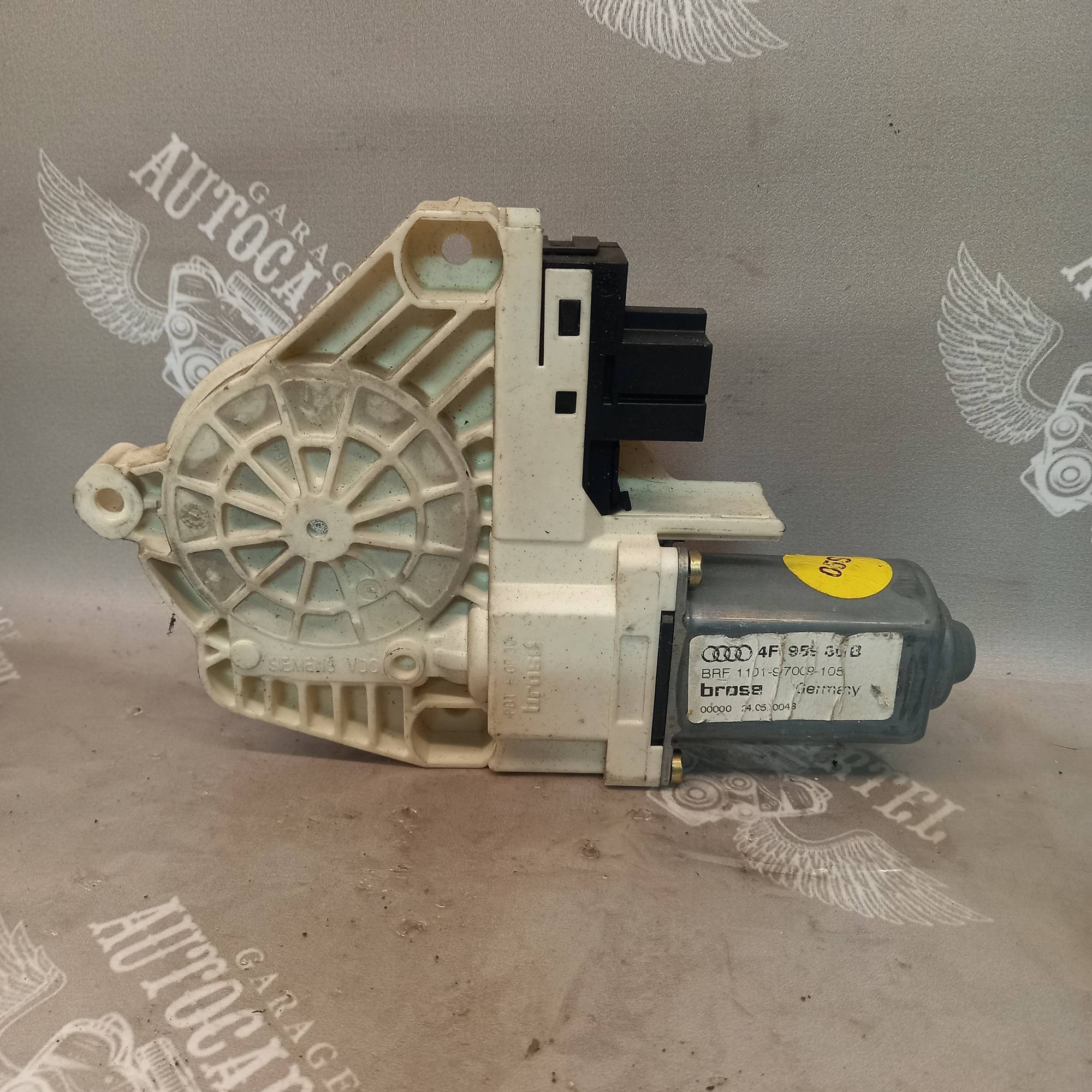 Моторчик склопідйомника лівий передній Audi A6 C6 4f0959801b