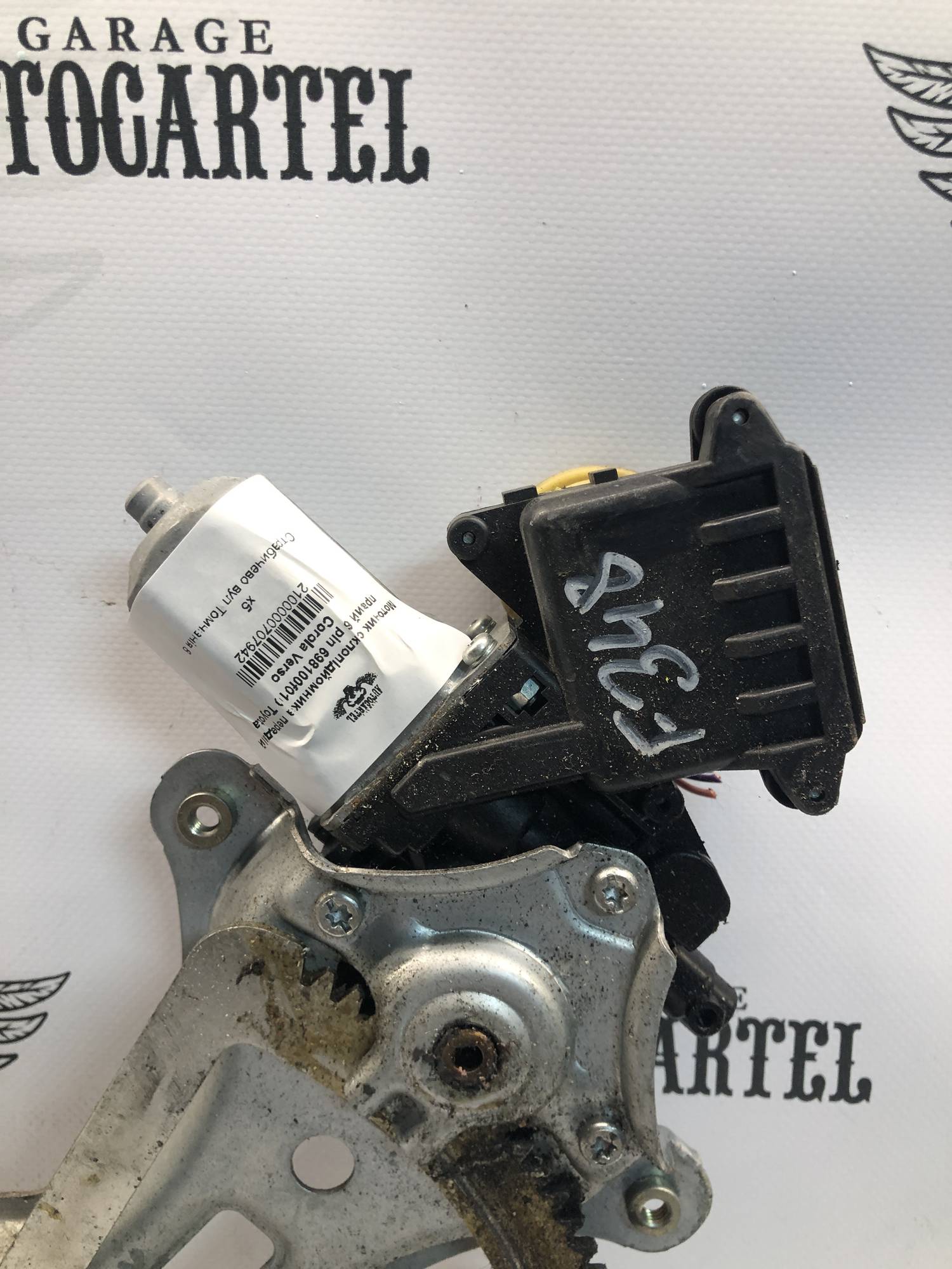 Моторчик склопідйомника передній правий 6 pin 698100f010 Toyota Corola Verso