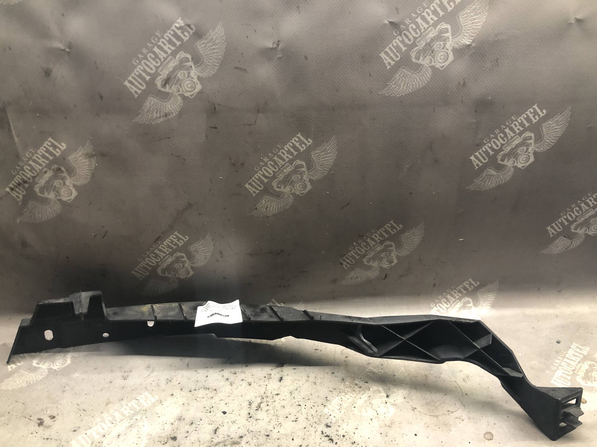 Кронштейн бампера переднього правий Opel Astra J 2009- 13287640