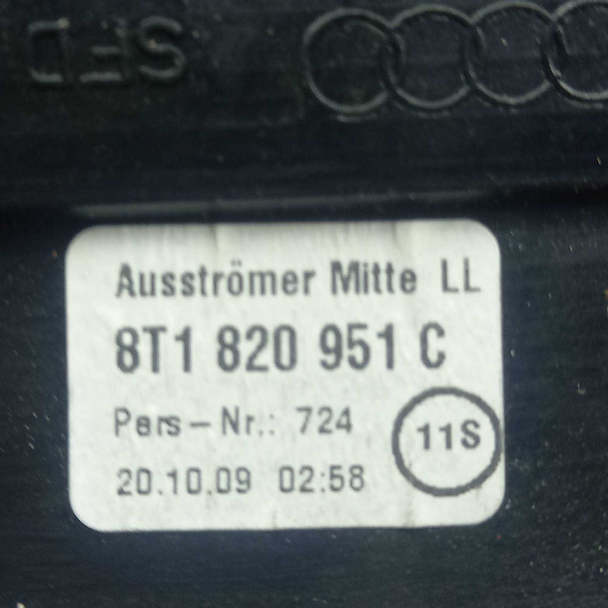 Дефлектор повітряний центральний Audi A4 (B8) 2007-2015 8t1820951c