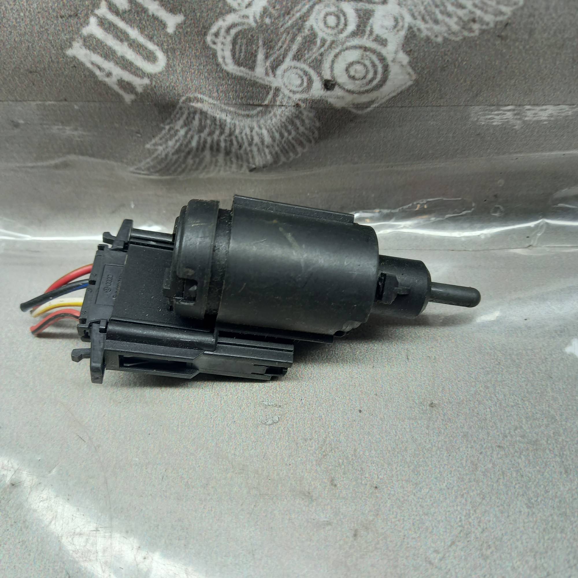 Датчик включення стоп сигналу Volkswagen/Audi/Seat/Skoda 1j0945511c