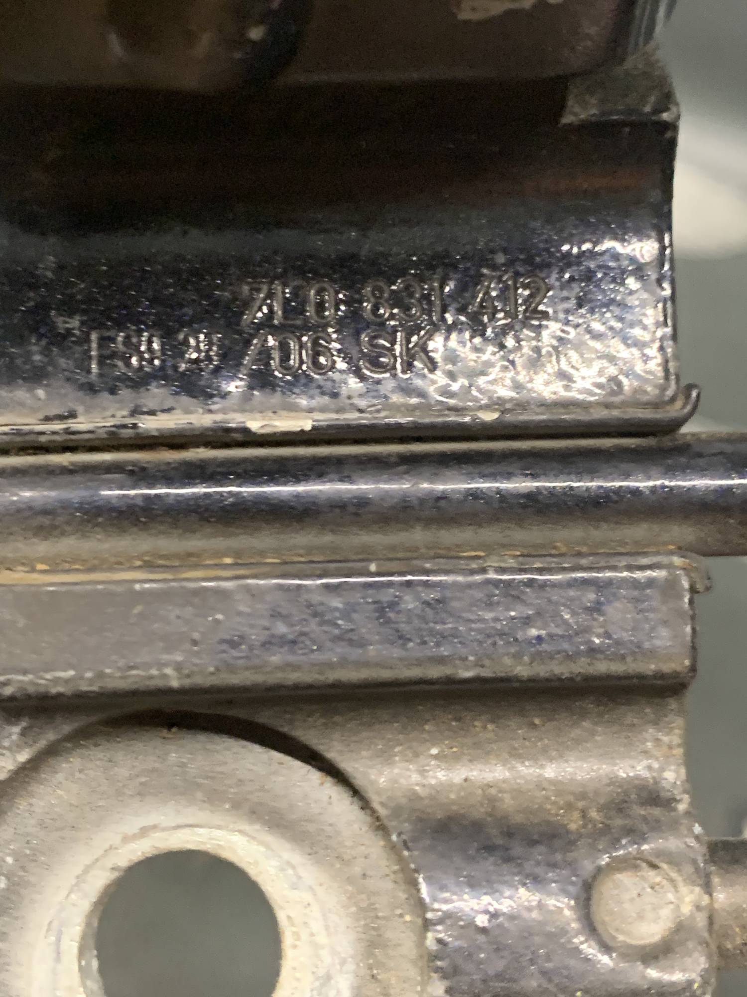 Петля двері (права передня нижня) 7L0831412 Touareg 1 2002—2010