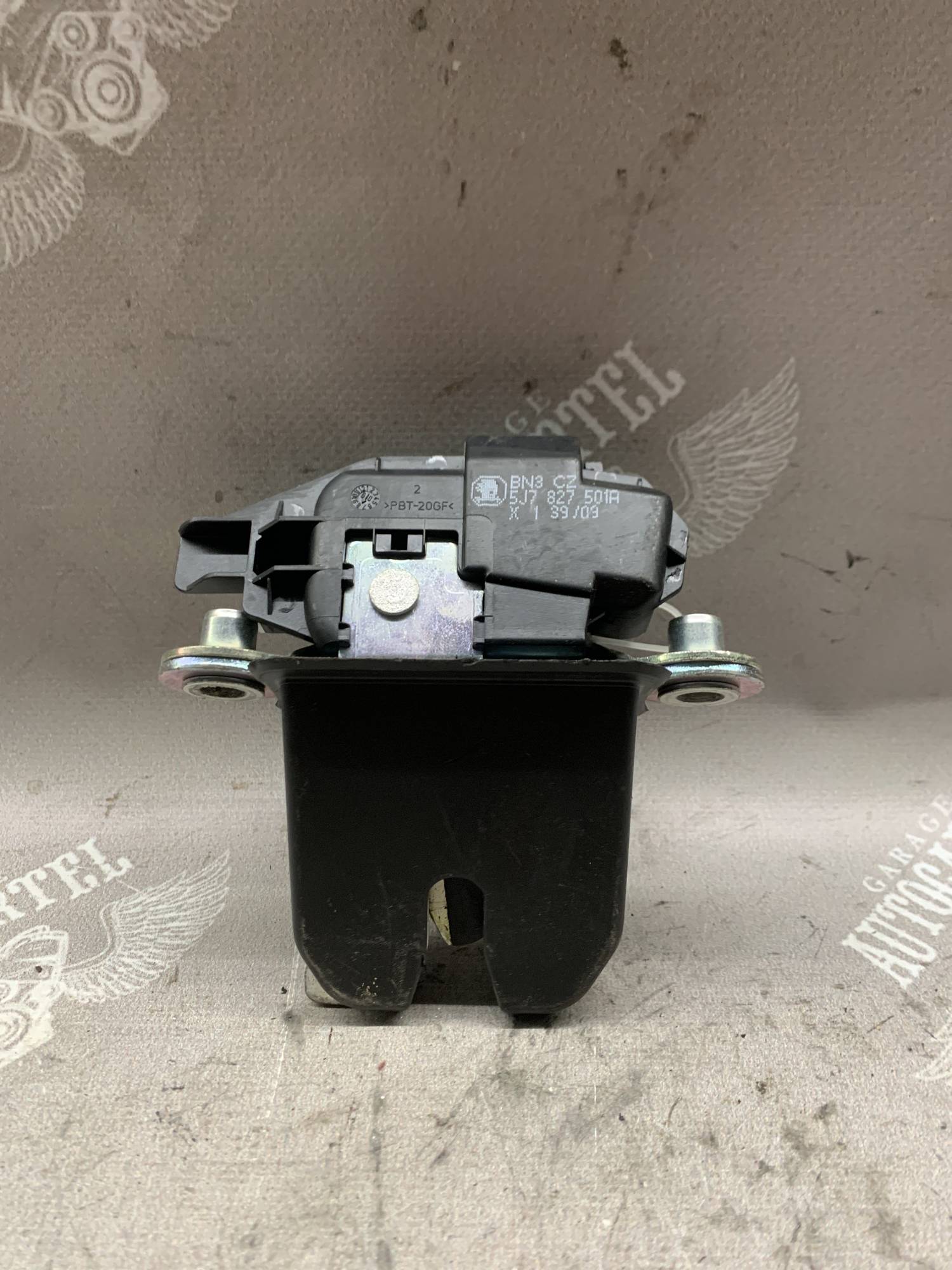 Замок кришки багажника Skoda Roomster Fabia II 5j7827501a