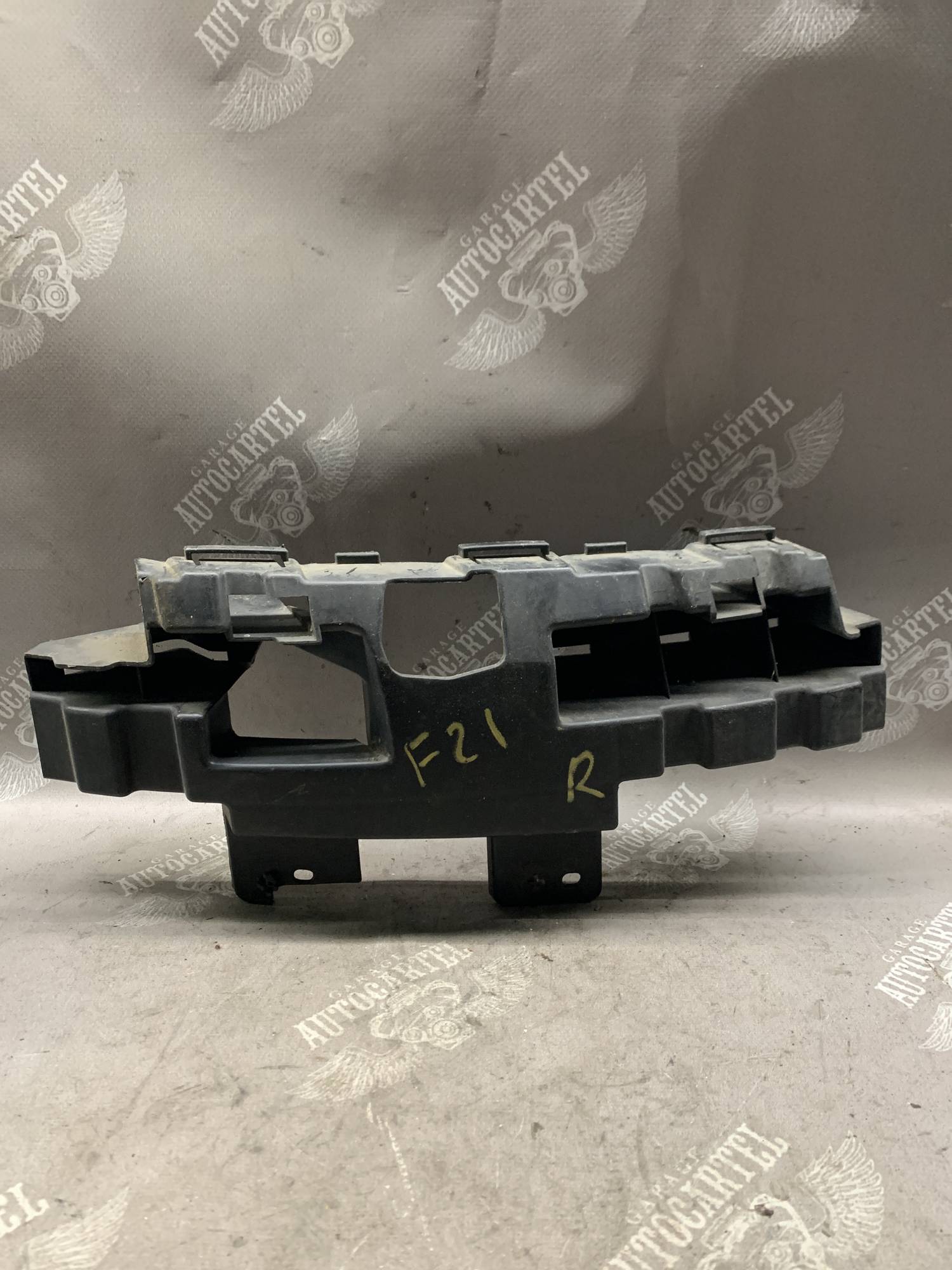 Кронштейн переднього бампера правий Ford Focus C-Max 3m51-17e856af