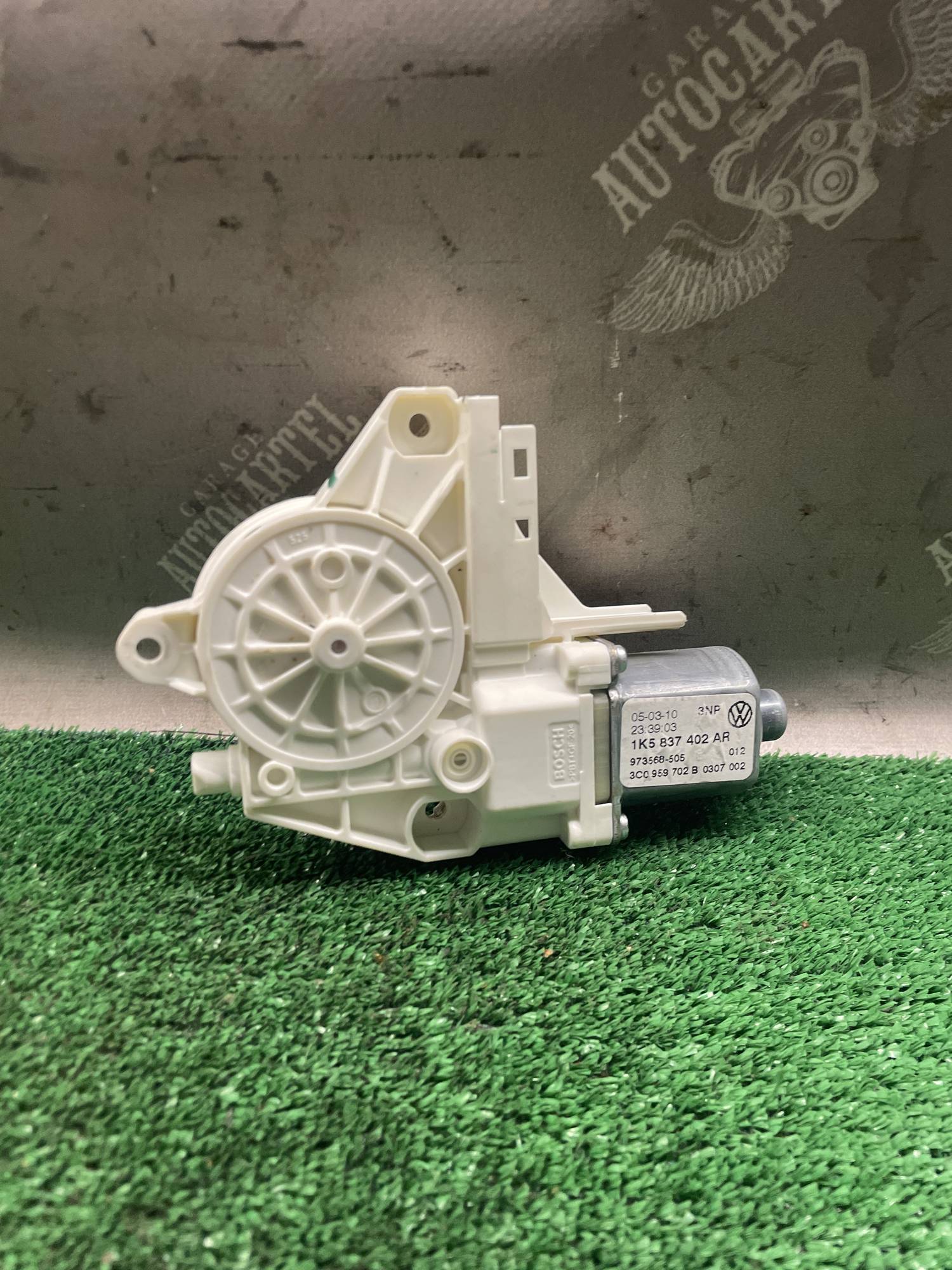 Моторчик склопідйомника передньої правої дверки VW GOLF 6 1k5837402ar