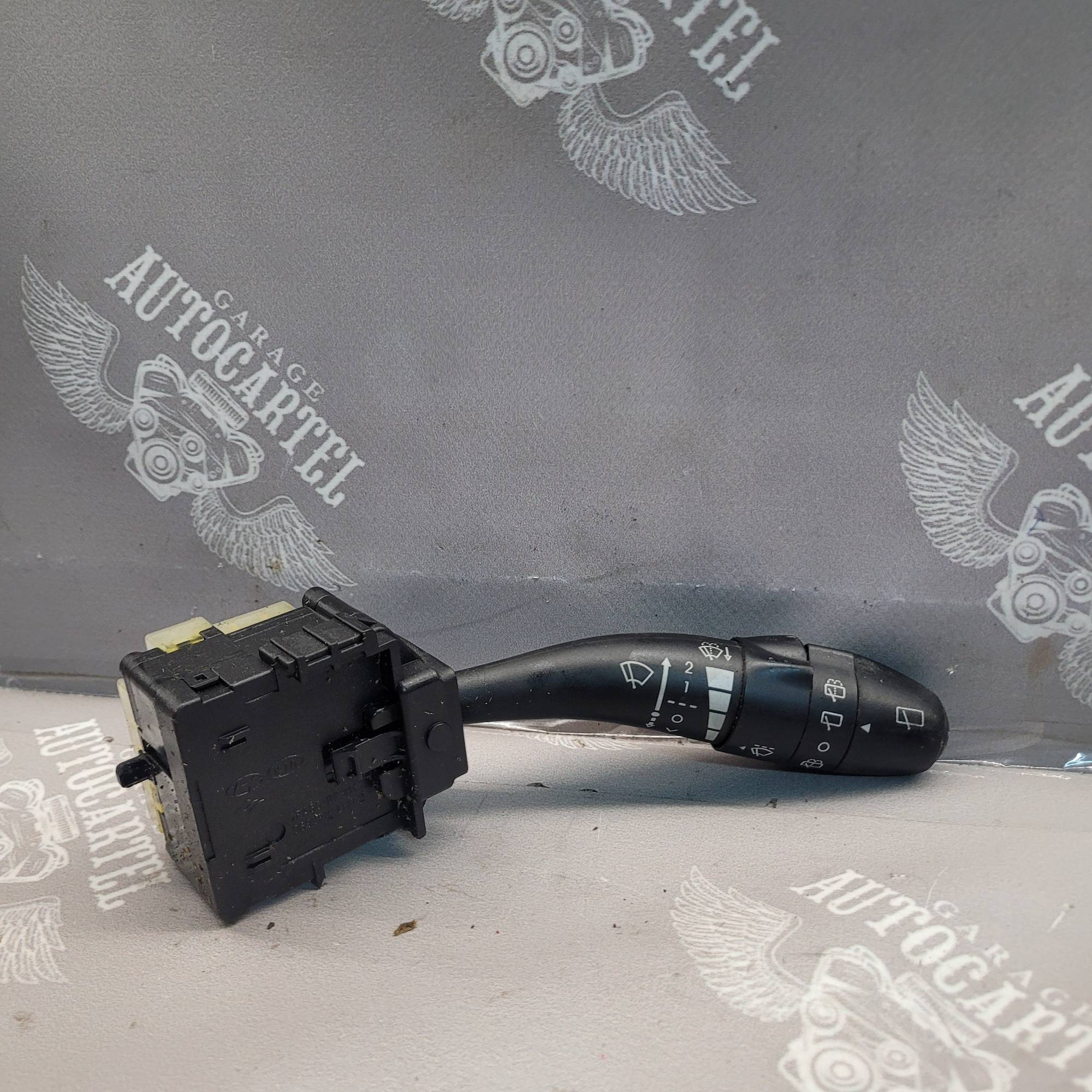 Підрульовий перемикач правий Hyundai i30 2007-2012 934202R010