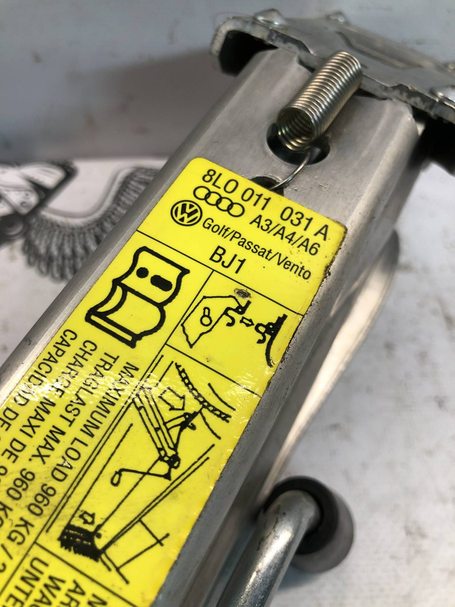 Домкрат гвинтовий 8L0 011 031 A автомобіля VW Audi A3/A4/A6 8L0011031A