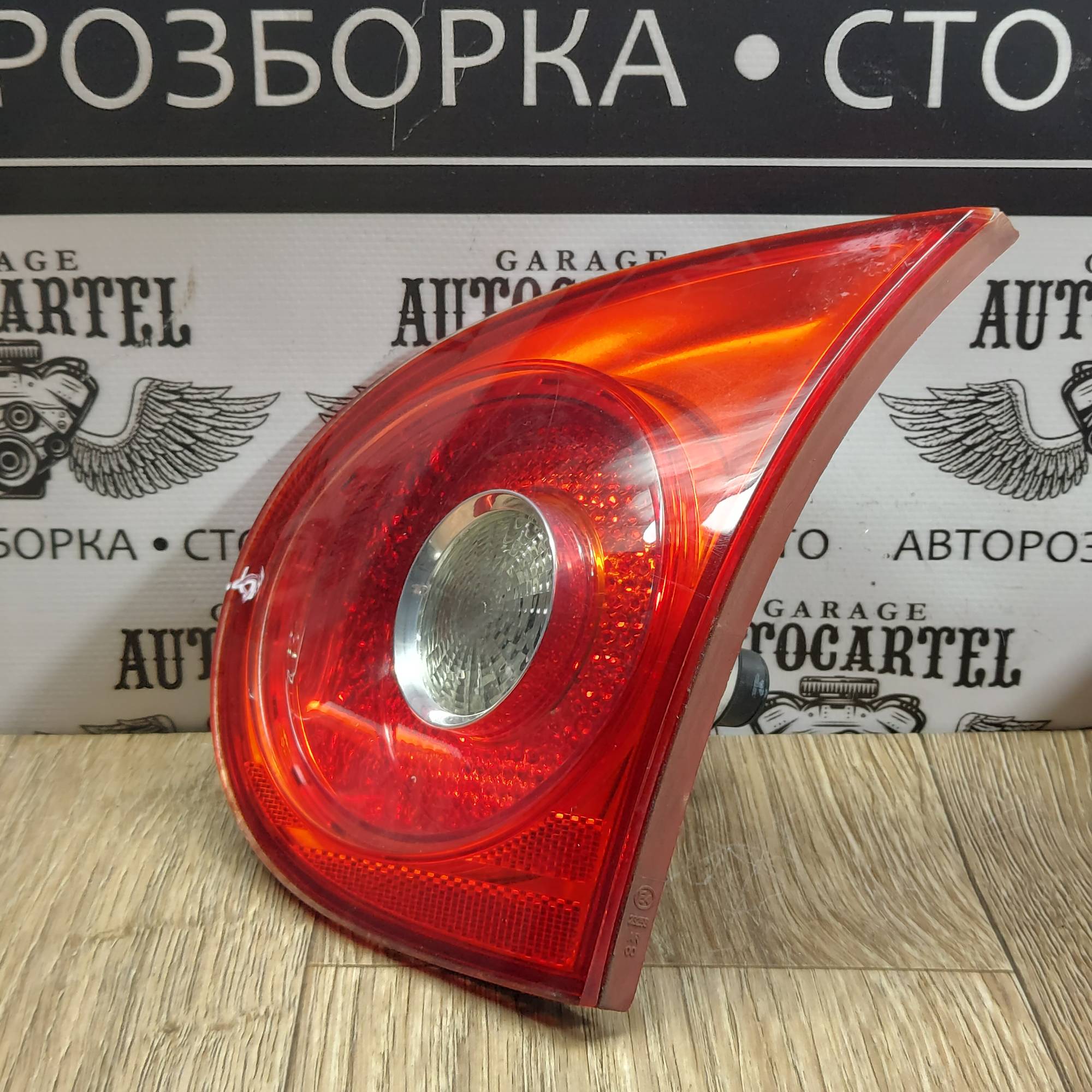 Ліхтар внутрішній правий VW Golf 5 1K6945094J