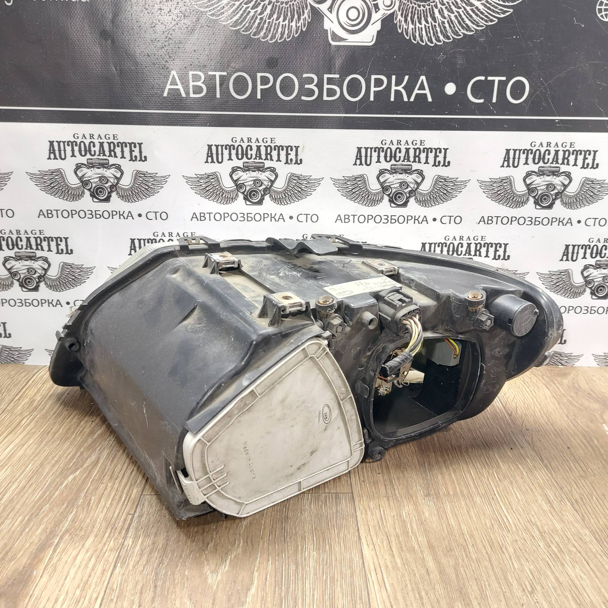 Фара права галоген Chrysler Voyager 04857702AB