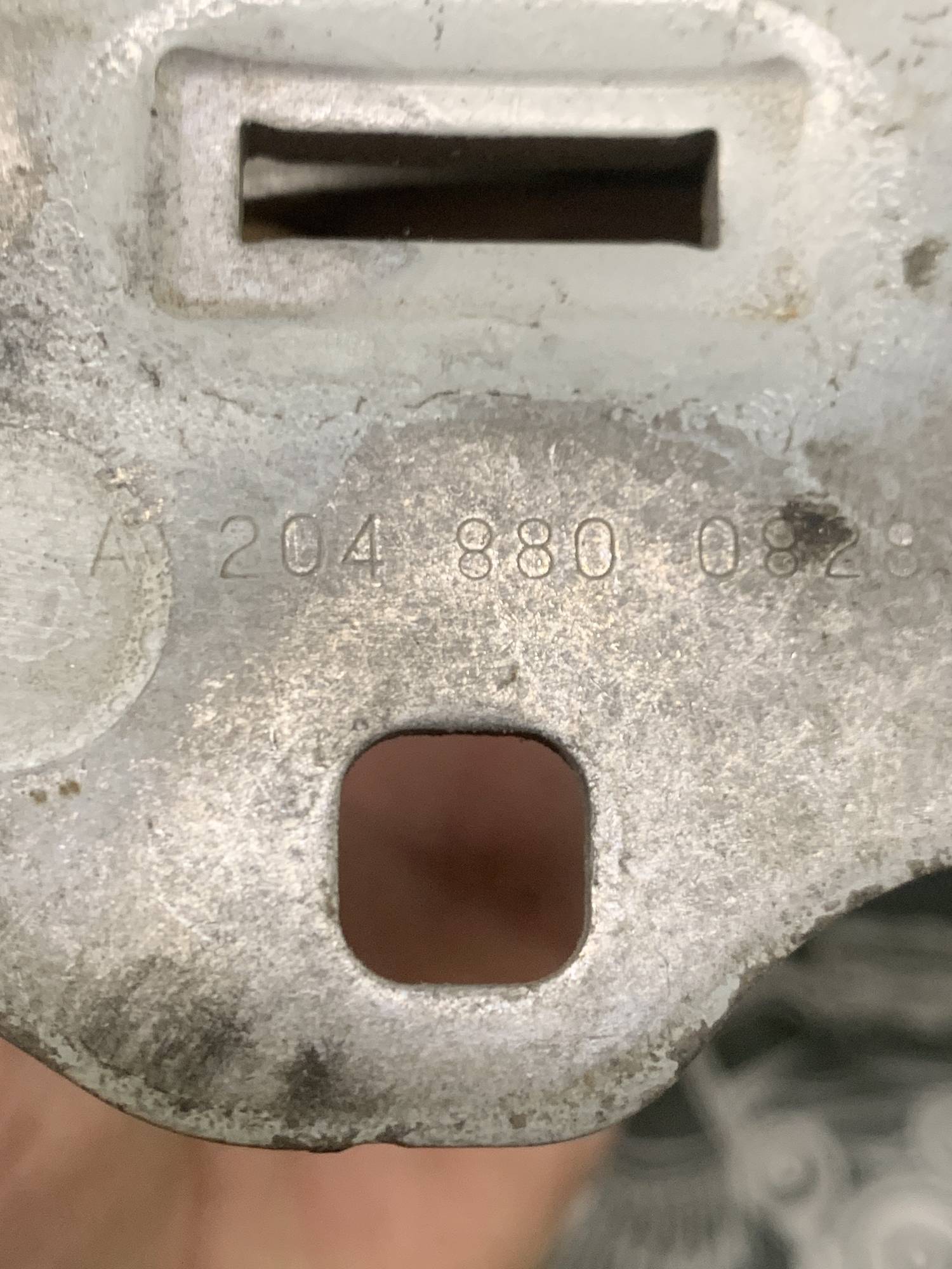 Петля капота правая Mercedes W204, W212 A2048800828
