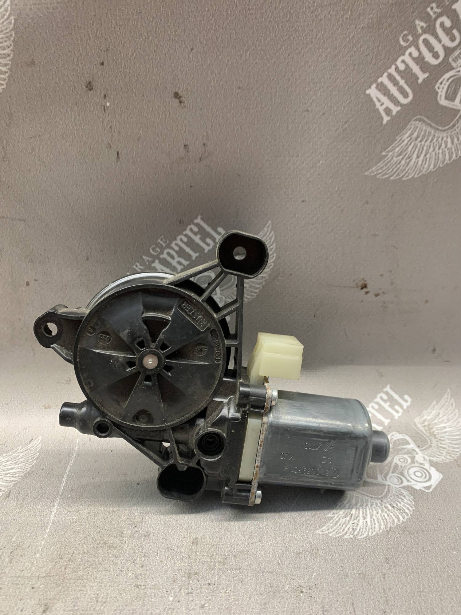 Мотор склопідйомника двері передньої лівий Volkswagen Golf 7 Skoda Octavia A7 5q0959801b