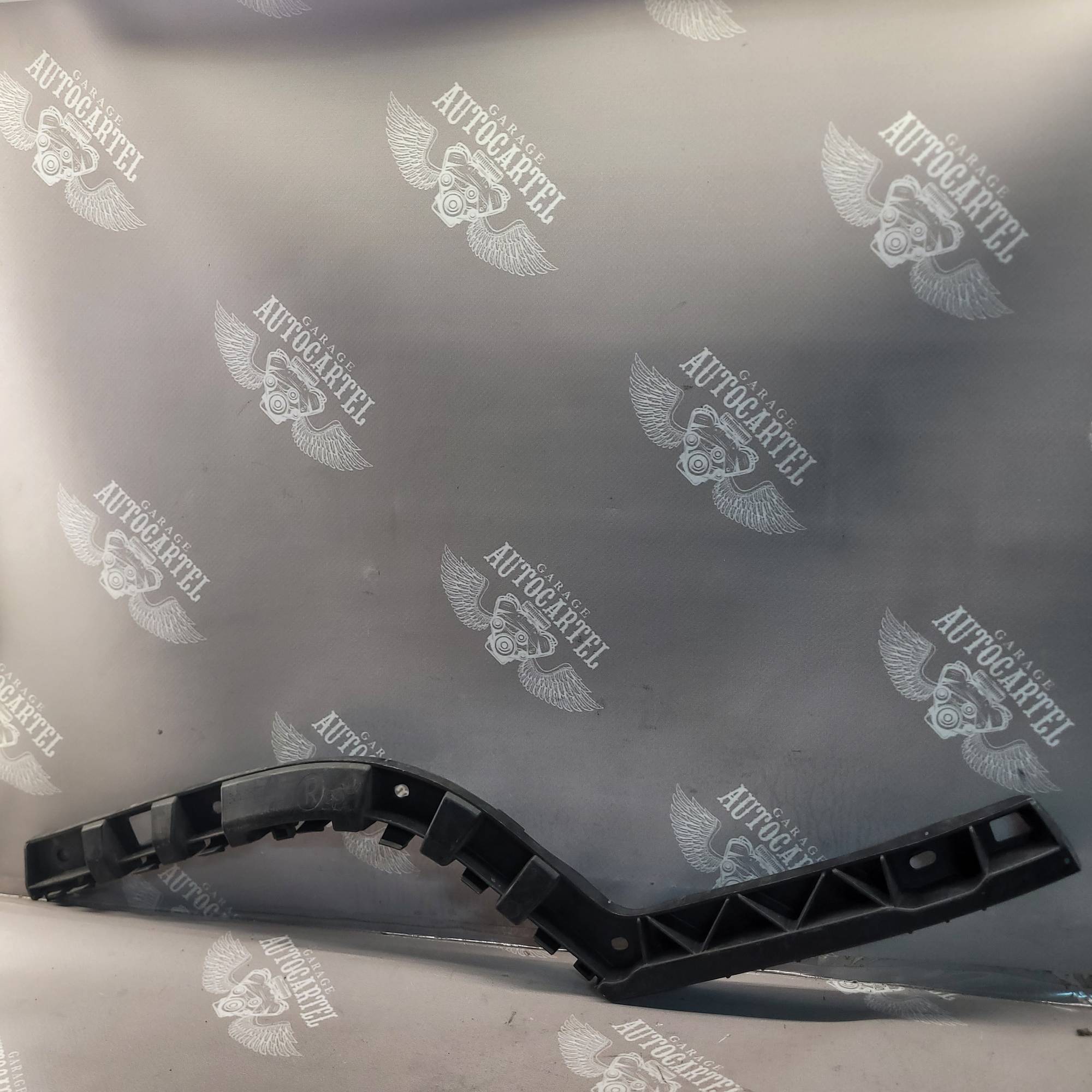 Кронштейн заднього бампера (правий) ХетчБек 3T5807394 СуперБ 2 Skoda