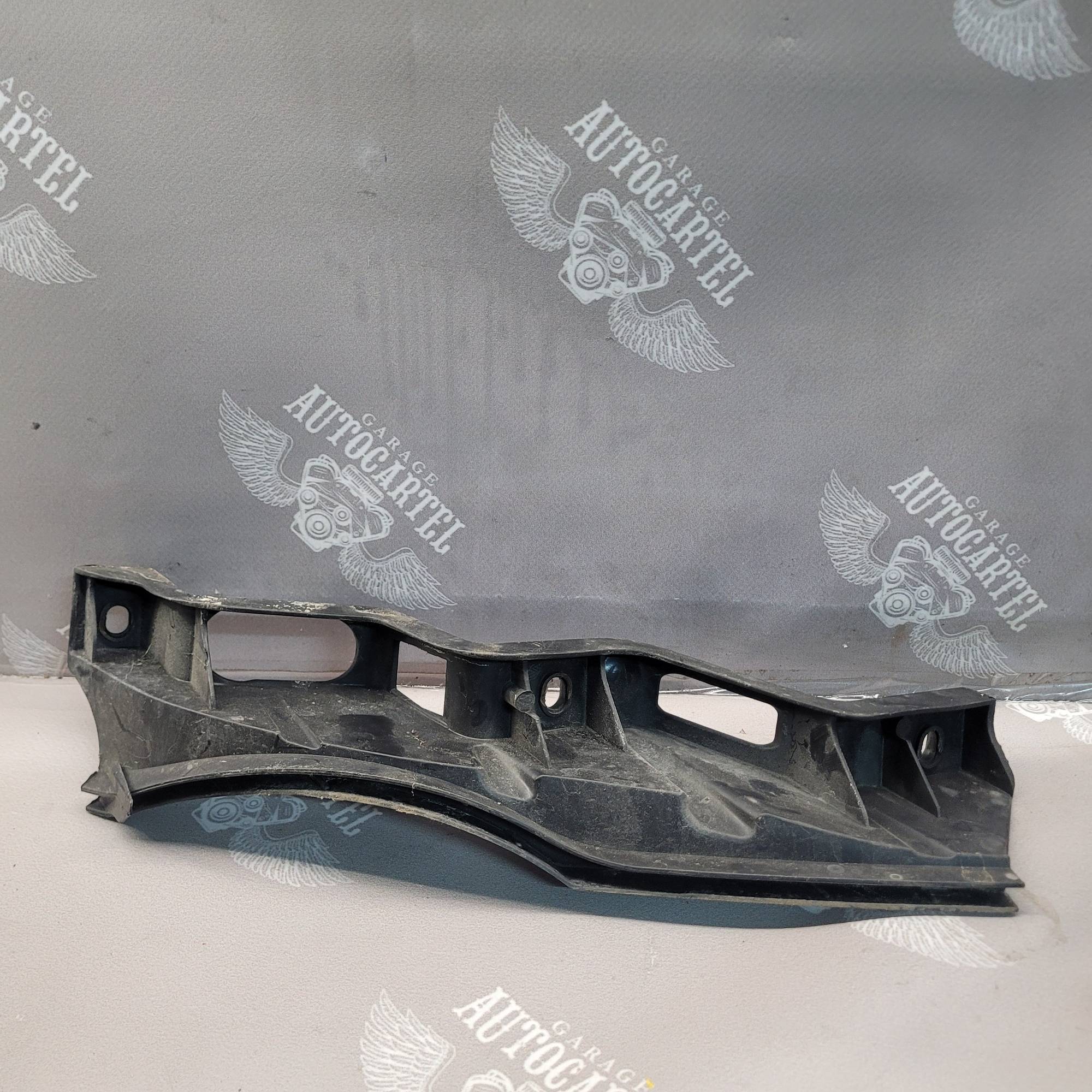 3с0807889 кронштейн кріплення лівий Volkswagen passat b6
