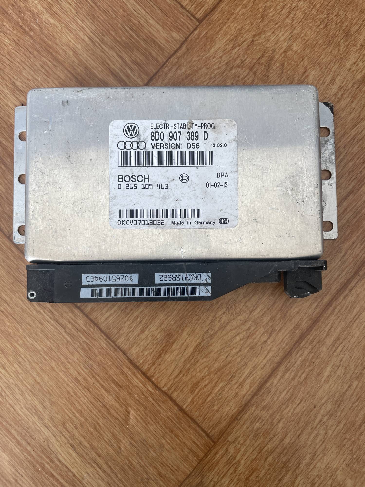 Блок управління ABS ESP Passat B5 Audi A6 C5 8D0907389D 0265109463