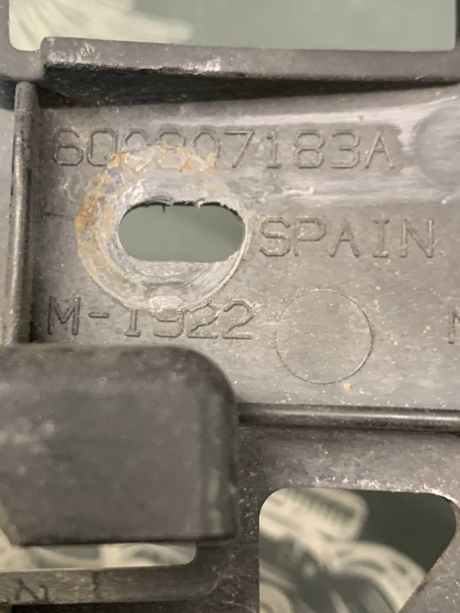 Кронштейн бампера переднього, лівий Volkswagen Polo (9N1). 6q0807183a