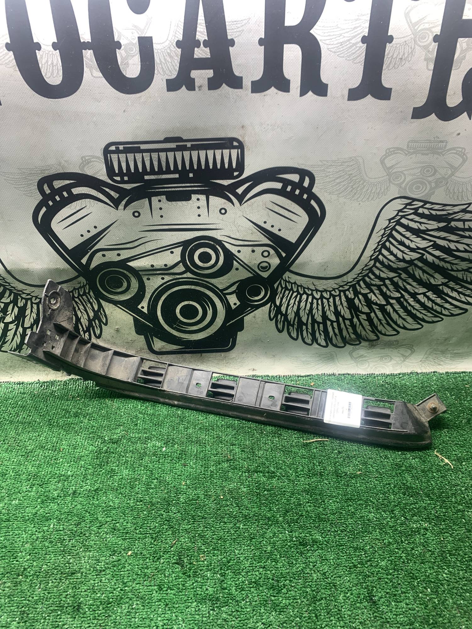 Правий кронштейн заднього бампера VW Golf 4 1j9807394
