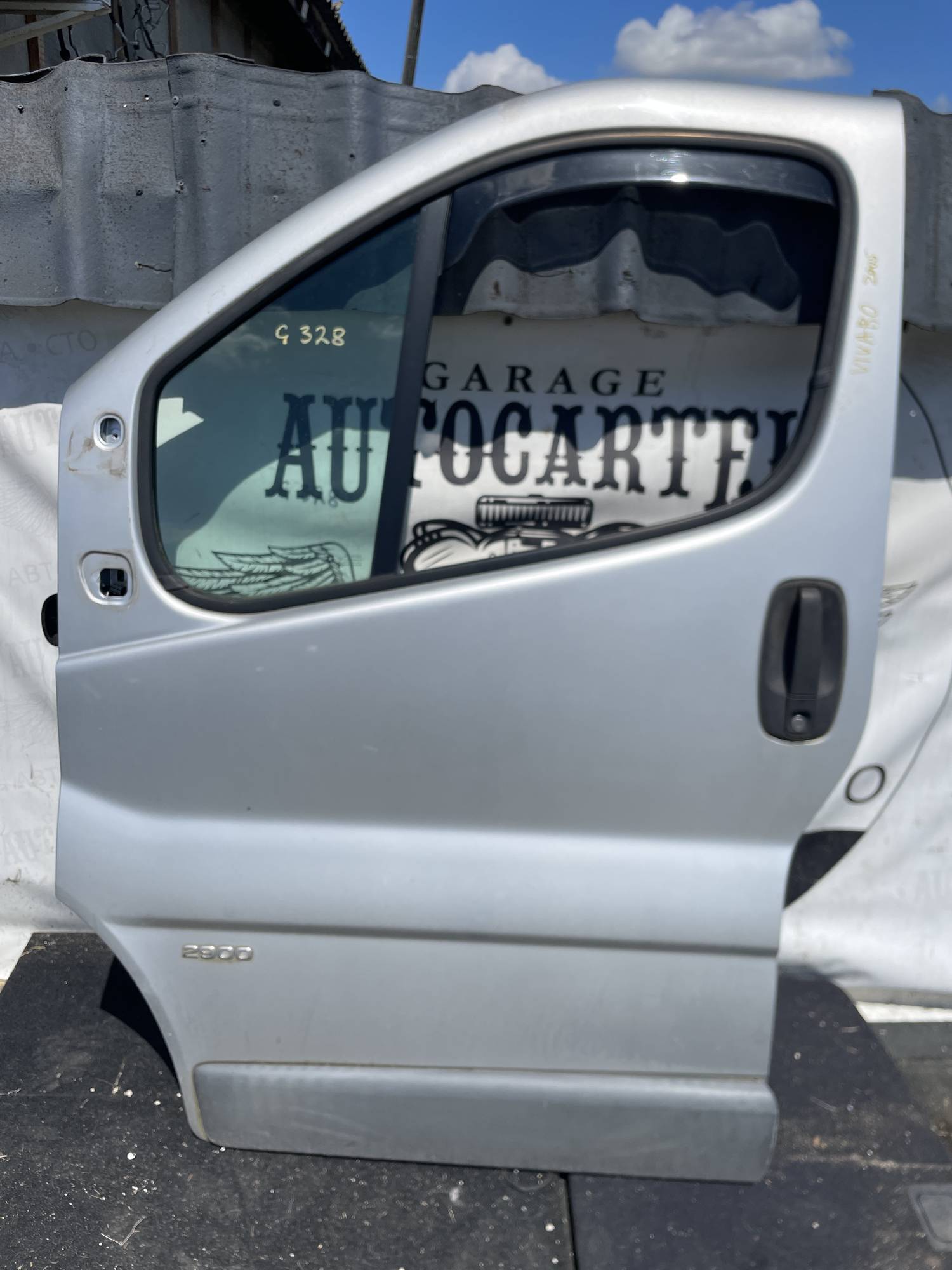 Двері передні ліві Opel Vivaro 21105203