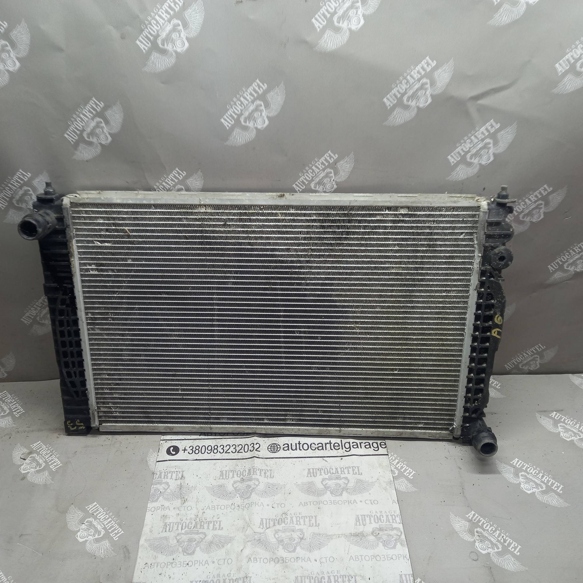 Радіатор охолодження Audi A4/A6/VW Passat 97-05 2.4i/2.8i/2.5tdi 8d0121251n